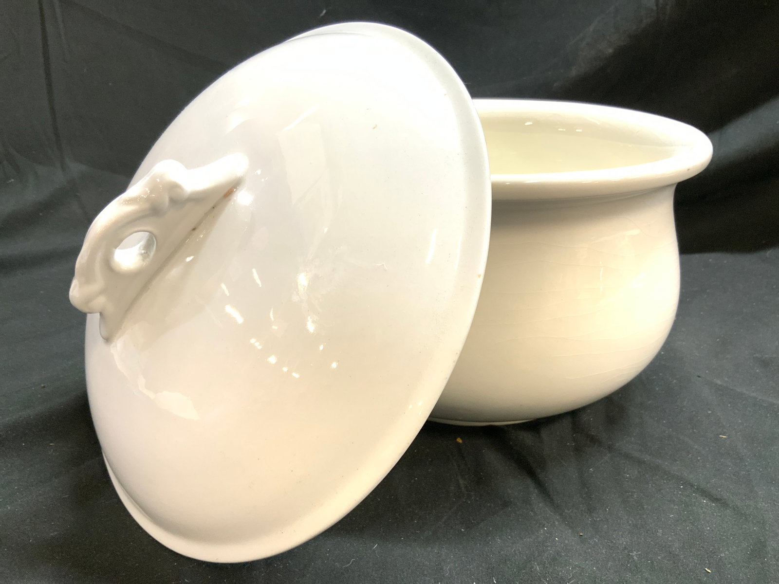 ANCHOR POTTERY Semi Porcelain Tureen W Lid USA: Underside is marked ANCHOR POTTERY SEMI PORCELAIN TRENTON NJ. Tureen is white toned semi porcelain. Piece includes lid with handle and handle on one side. Tureen appears to be vintage. Piece measures 