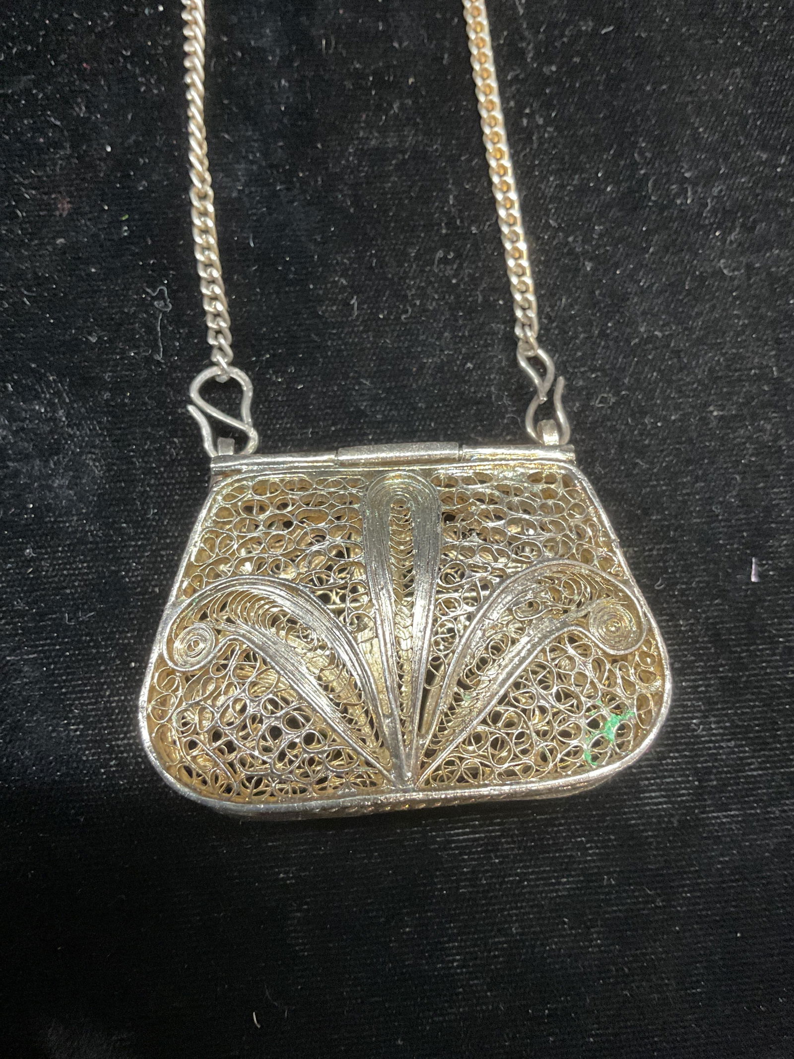 Vtg Silver Tone Filigree Purse Pendant Necklace: Vintage silver tone filigree handbag motif locket pendant on silver tone chain. Pendant approx 1.5 x 2 x .5 inches. Chain drop approx 20 inches. Some wear including scratching. Jewelry, estate jewelry