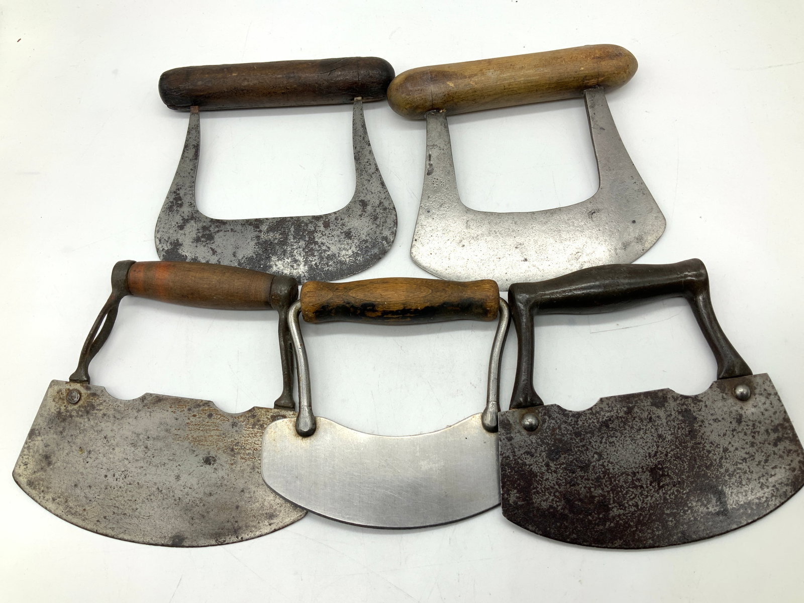 Lot5 Antq Wooden & Metal Choppers SEELBACH&Lap US+: Lot 5 Antq Wooden & Stainless Choppers SEELBACH Choppers feature a curved blade with wooden handles. Blades appear to be stainless steel/metal. Two chopper reads SEELBACH & LAP, NEW YORK. Rest of word