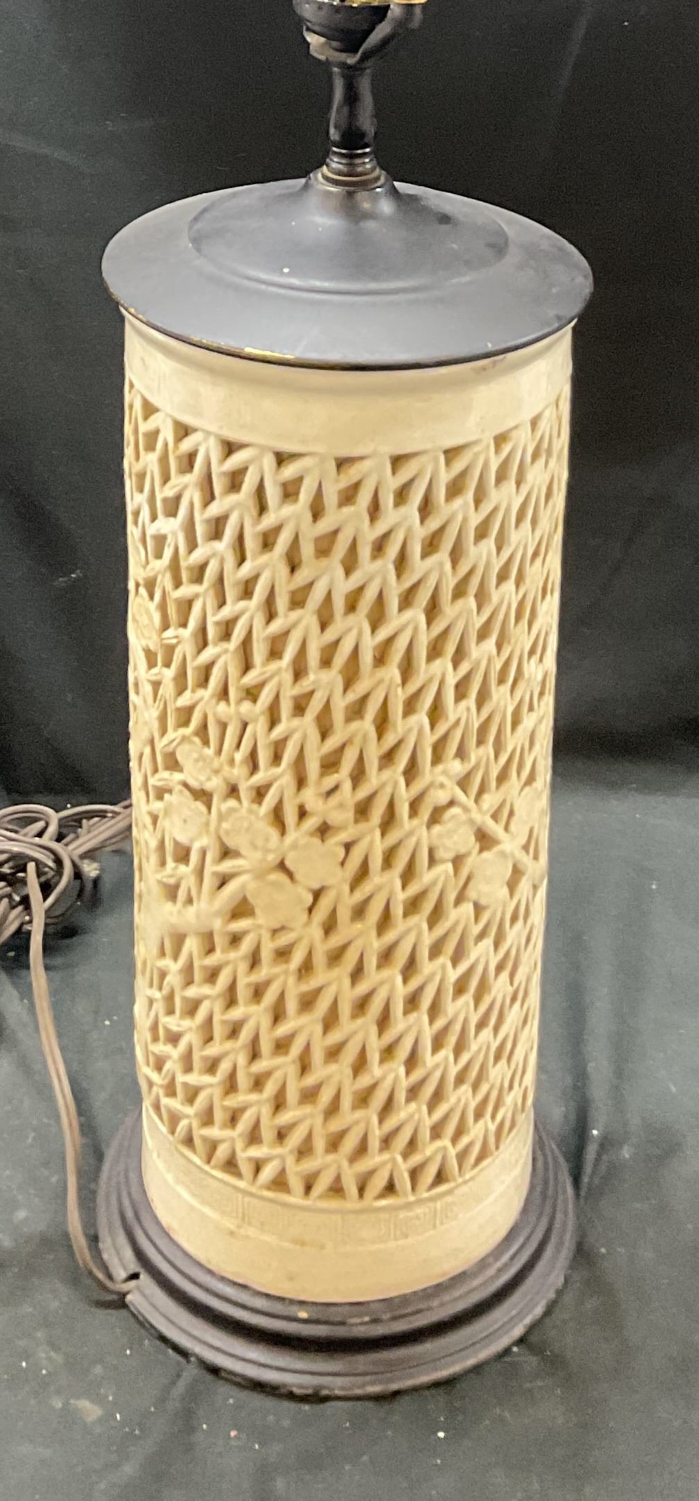 Vtg White Ceramic Brass Reticulated Table Lamp (1 of 11)