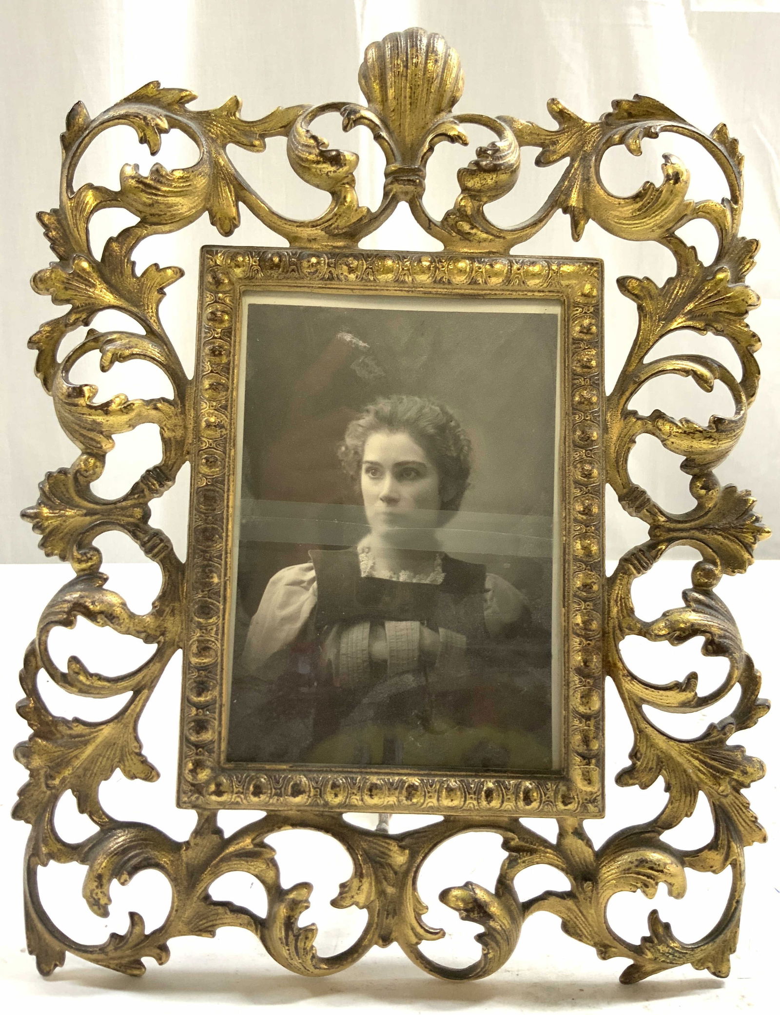 Vntg Gilt Metal Ornate Scrolled Standing Pic Frame (1 of 8)