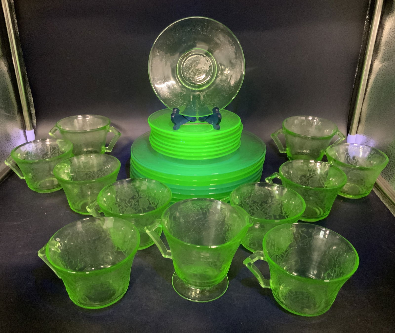 Set27 Floral Leaf & Scroll Uranium Glass Tableware (1 of 7)