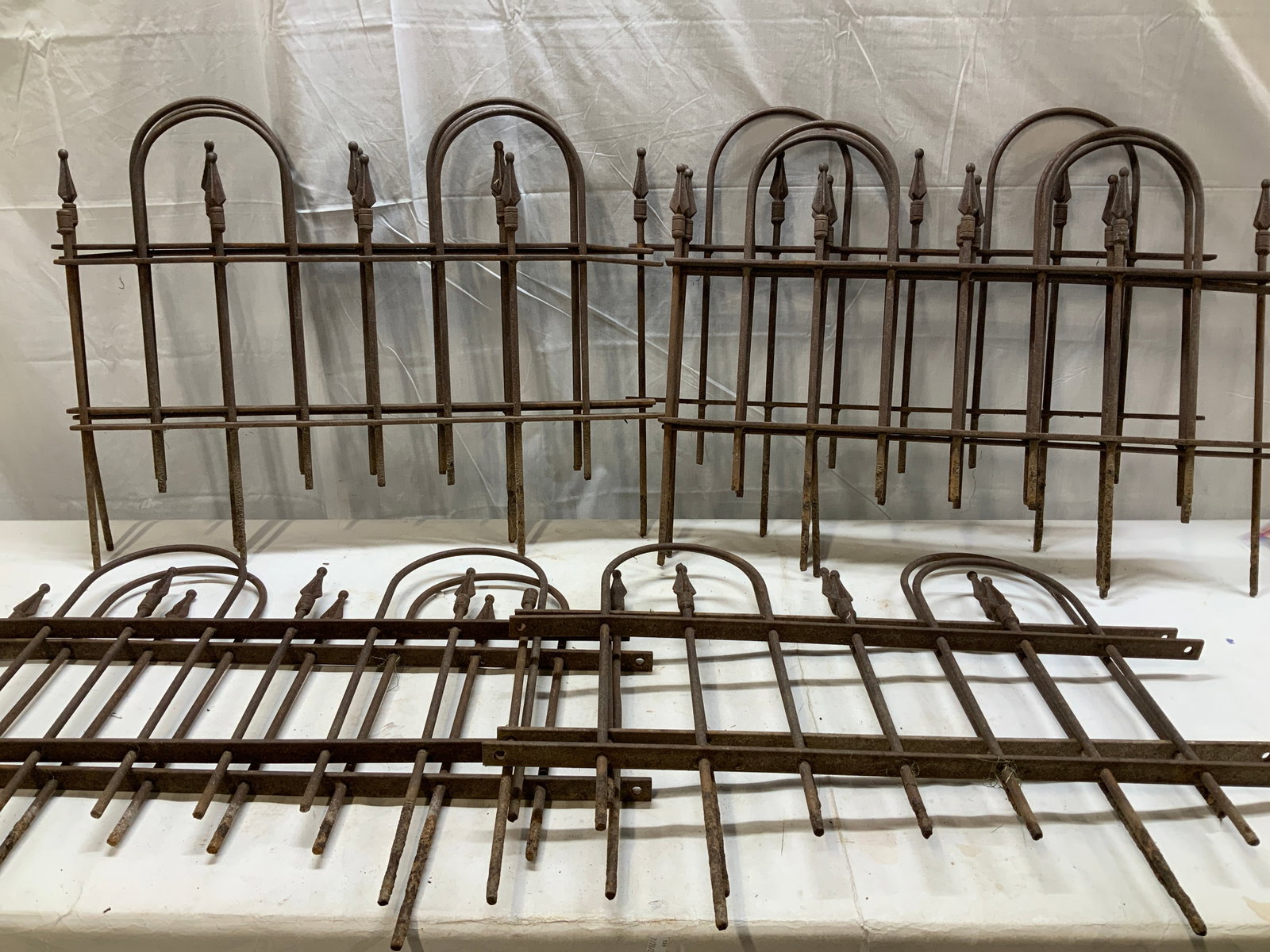 11 Antq Iron Cemetery Fencing Arrow Finals 30in L: Lot includes 11 cemetery fencing that are made of cast iron material & features pointed arrow finals. Fencing is heavy. Surface wear consistent to age, use & exposure. Measurements: length 30.3in x he