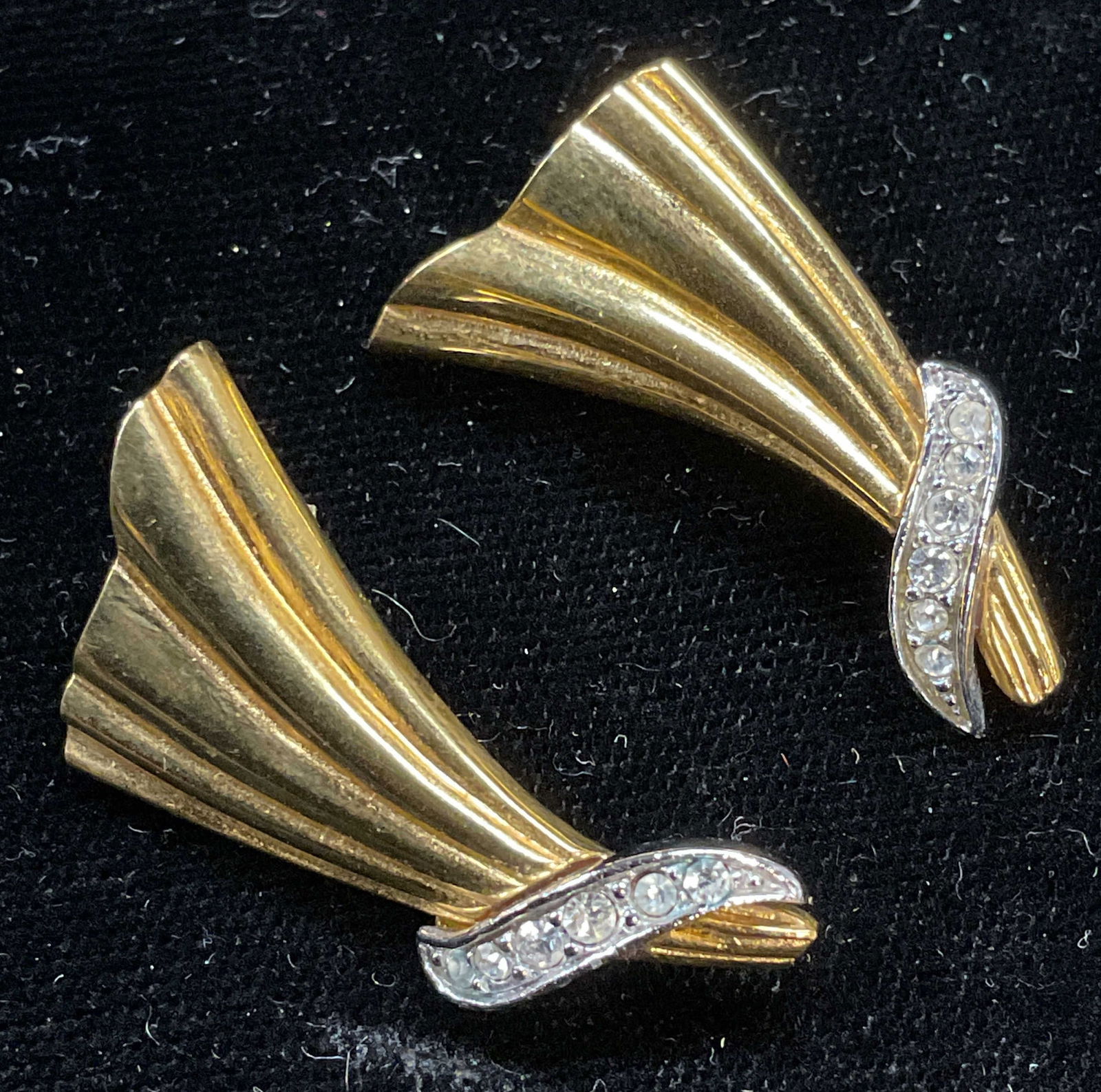 Vintage Monet Gold Tone Crystal Earrings: Vintage Monet gold and silver tone ribbed earrings with colorless crystal. Signed. Measure approx 1.25 x .75 inches. Some wear including scratching. Jewelry, estate jewelry, costume jewelry, cocktail