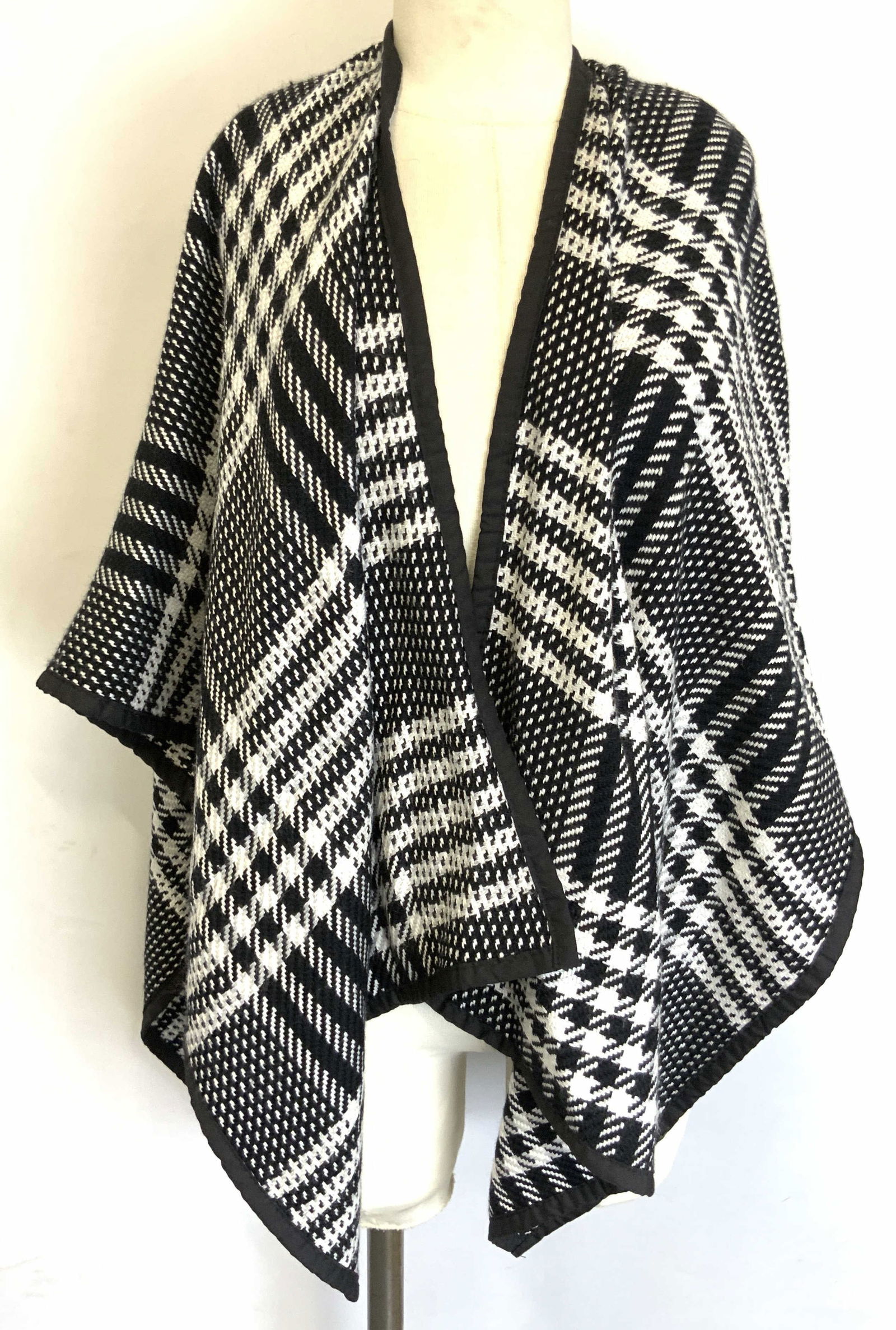 TALBOTS Houndstooth Blk & Wht Cape xs/s: Tag reads TALBOTS, Viscose, nylon and wool. Piece is black and white toned with houndstooth pattern detail. Edge is black toned & polyester as reads on tag measures approximately 22 inches shoulder to