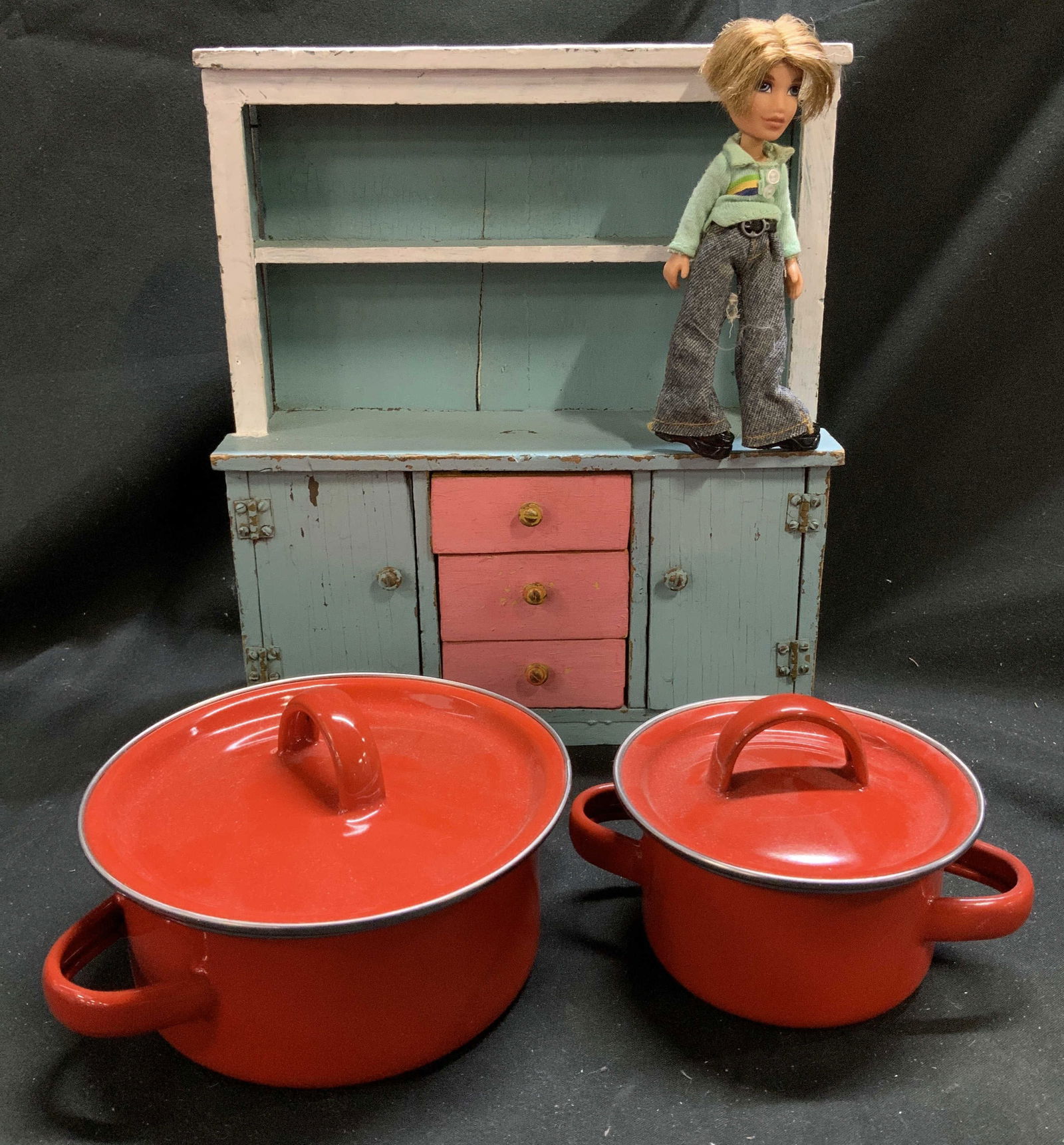 Lot 4 Bratz Doll, Wooden Hutch & Enamel Pots (1 of 11)