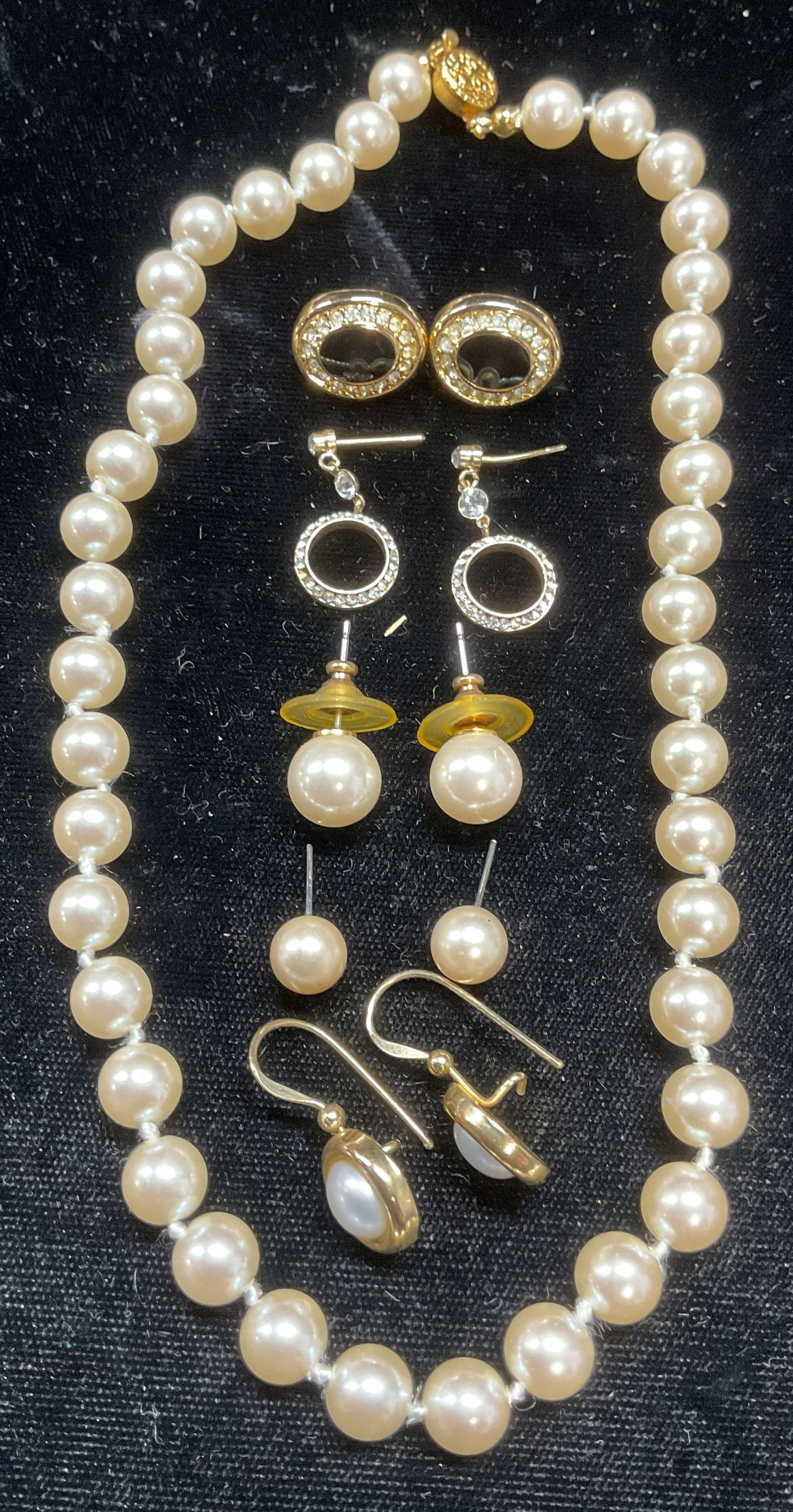 Group Lot Vtg Crystal & Faux Pearl Jewelry: Group lot of 6 vintage jewelry pieces. Faux pearl necklace, drop length approx 7 inches. 5 pairs of gold tone faux pearl stud earrings, Crystal, and black faux cabochon earrings, and crystal dangle ea