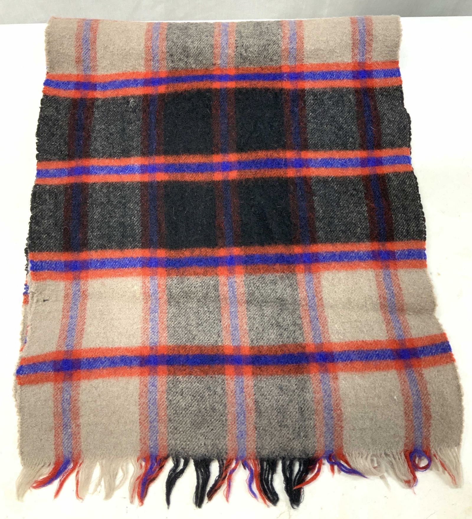 Vntg Black & Red Plaid Fringed Wool Scarf (1 of 6)