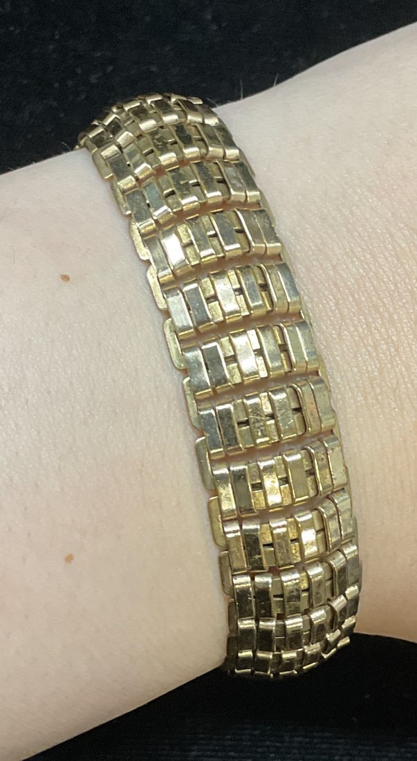 Vintage Gold Tone Mesh Chain Bracelet: Vintage gold tone mesh chain panel bracelet. Measures approx 7.5 inches long. Some scratching observed. Jewelry, estate jewelry, costume jewelry, cocktail jewelry, fashion jewelry, accessories, fashio