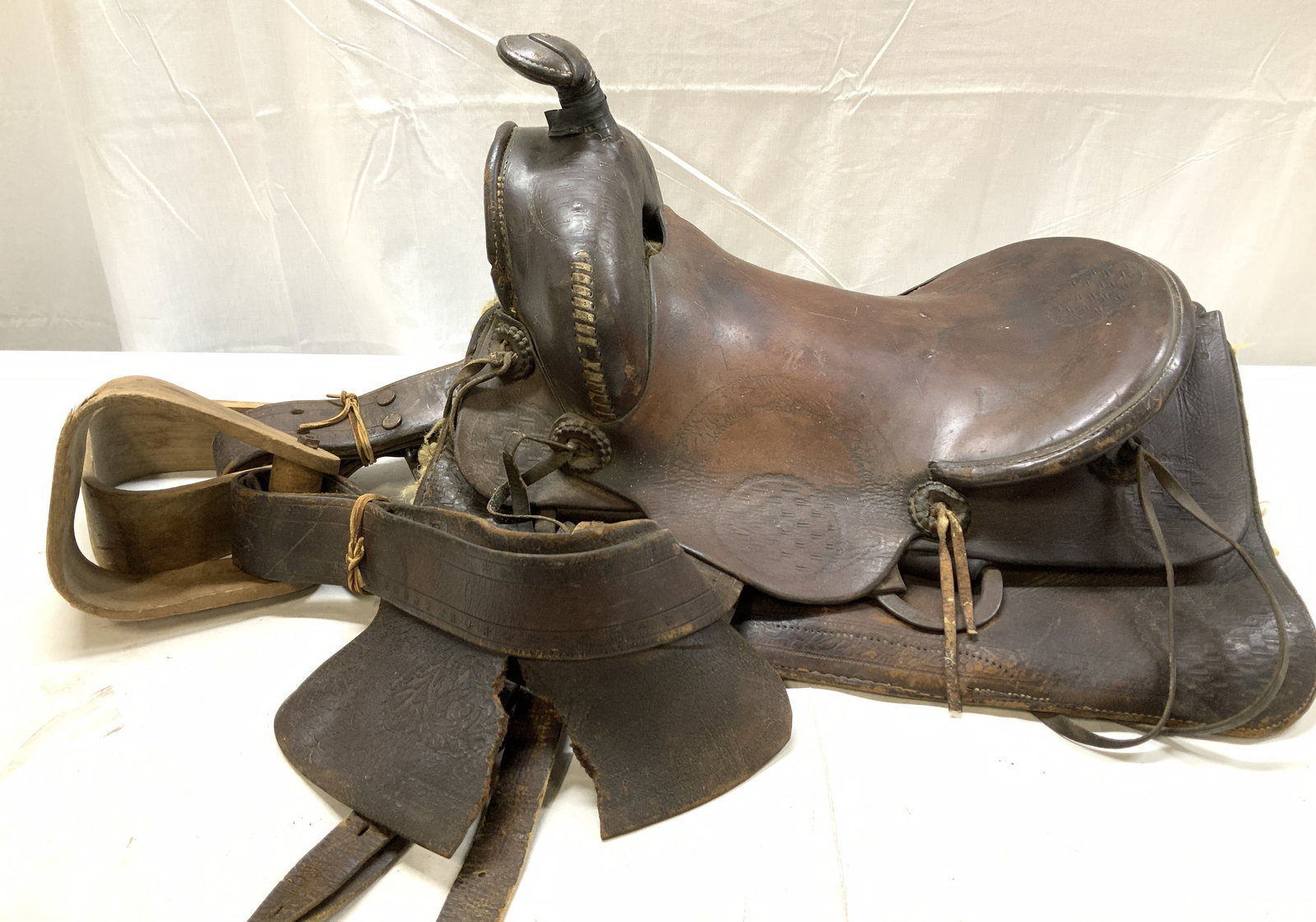 Vntg Floral Etched Leather Saddle & Stirrups (1 of 10)