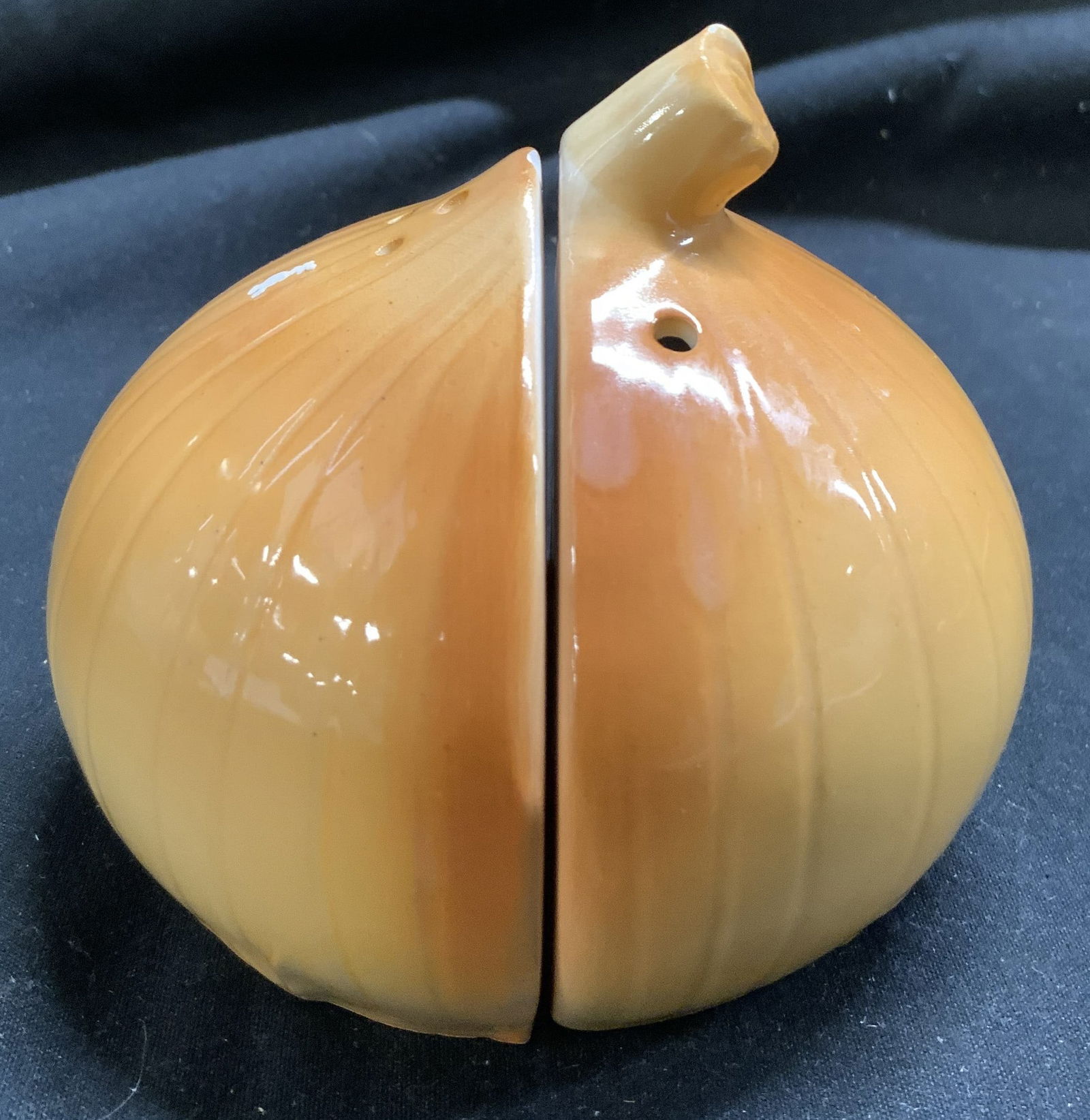 Vntg Onion Salt & Pepper Ceramic Shaker JAPAN: Vntg Onion Salt & Pepper Ceramic Shaker JAPAN Ceramic shaker depicting an onion sliced in half, with one half for salt & the other for pepper. Signed & marked. Reads, MADE IN JAPAN. Surface wear consi