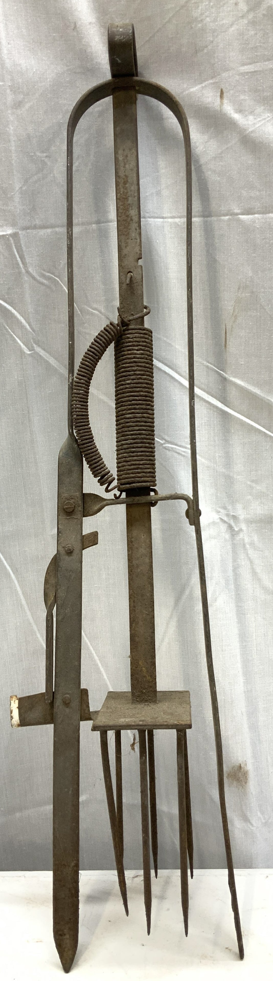 Vntg Plunger Style Metal Mole Trap 23in: Vntg Plunger Style Metal Mole Trap Trap designed for catching moles by utilizing a trigger mechanism that activates sharp jaws. Surface wear consistent to age, use & exposure. Measurements: length 5.2