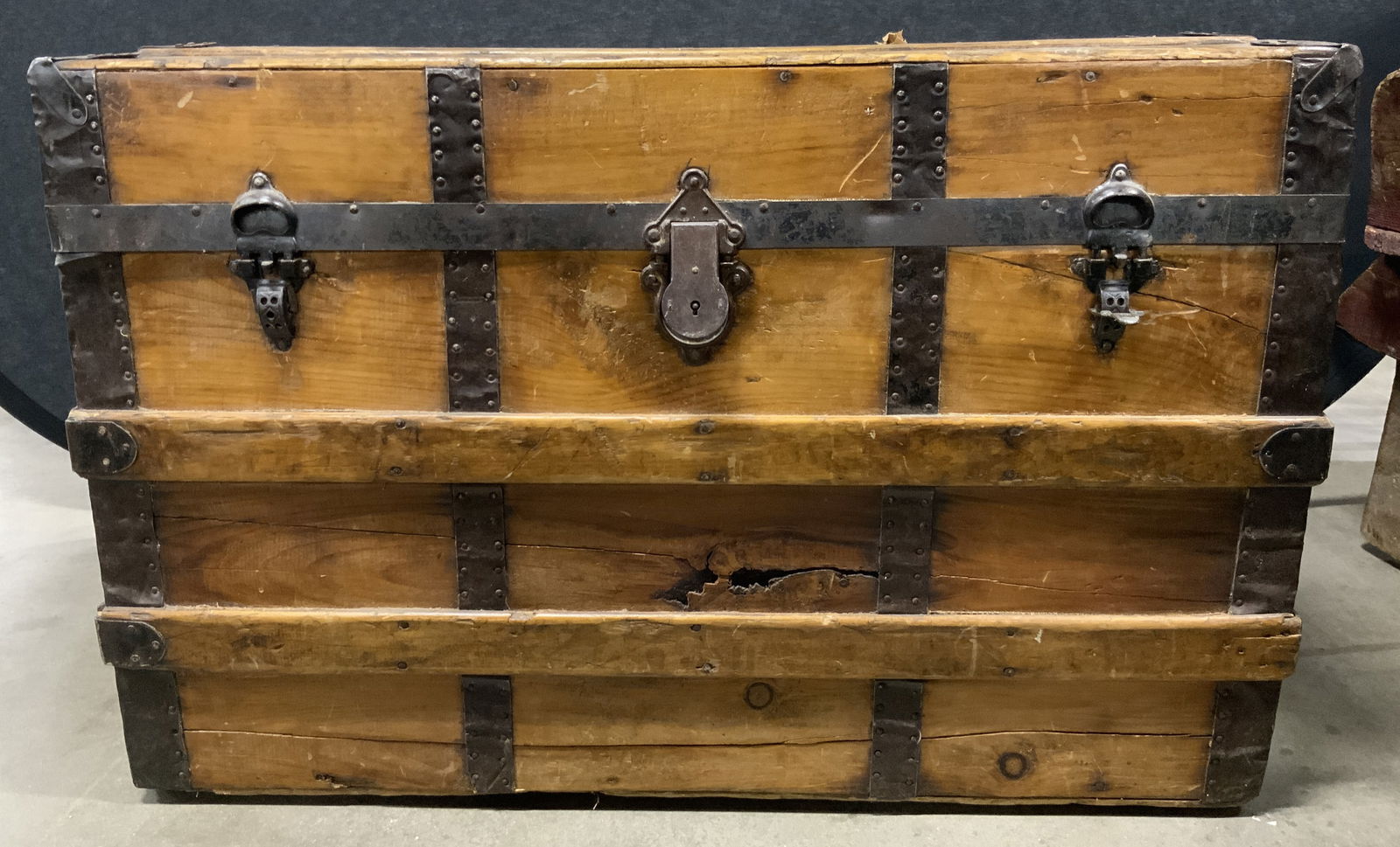 Atq Wood & Metal Steamer Trunk Floral Interior (1 of 10)