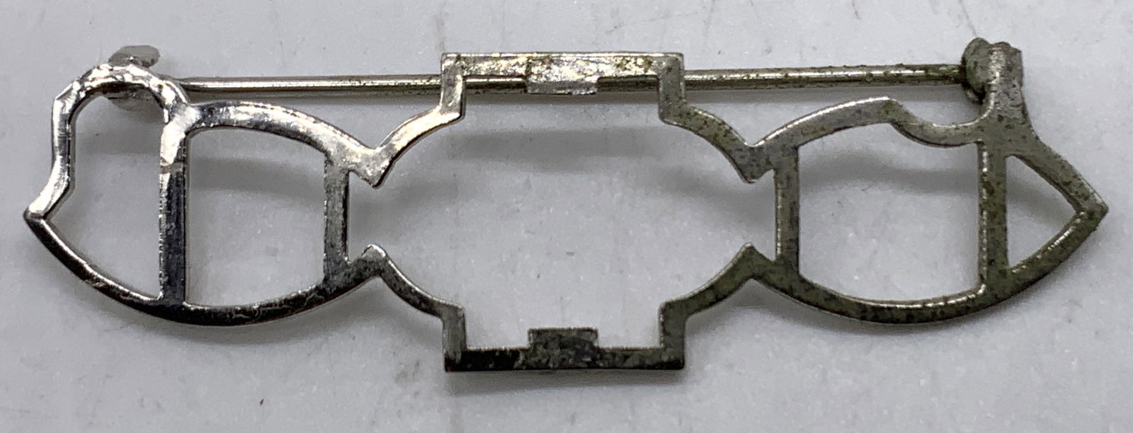 Vntg Silver Tone Coro Duette 1798867 Brooch: Vntg Silver Tone Coro Duette 1798867 Brooch Vintage silver-toned brooch. Convertible brooch to hold 2 separate clips. Reads 1798867. Surface wear consistent to age, use & exposure. Measurements: lengt