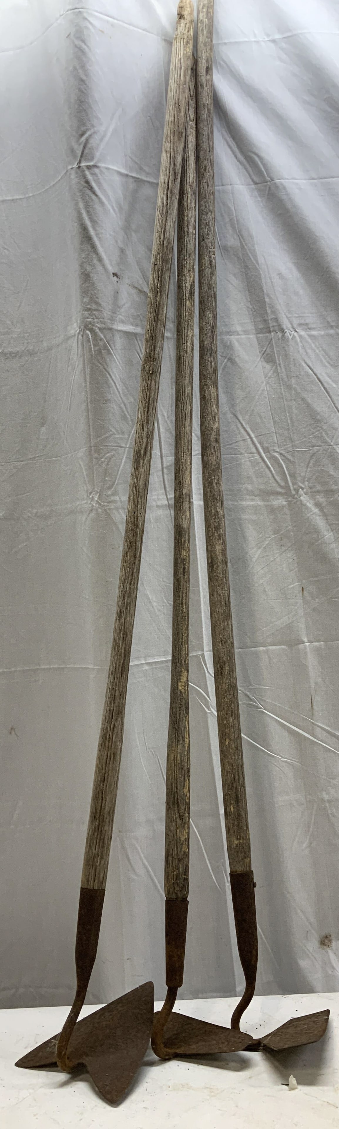 Lot 3 Vntg Long Handled Wooden Gardening Hoes (1 of 7)