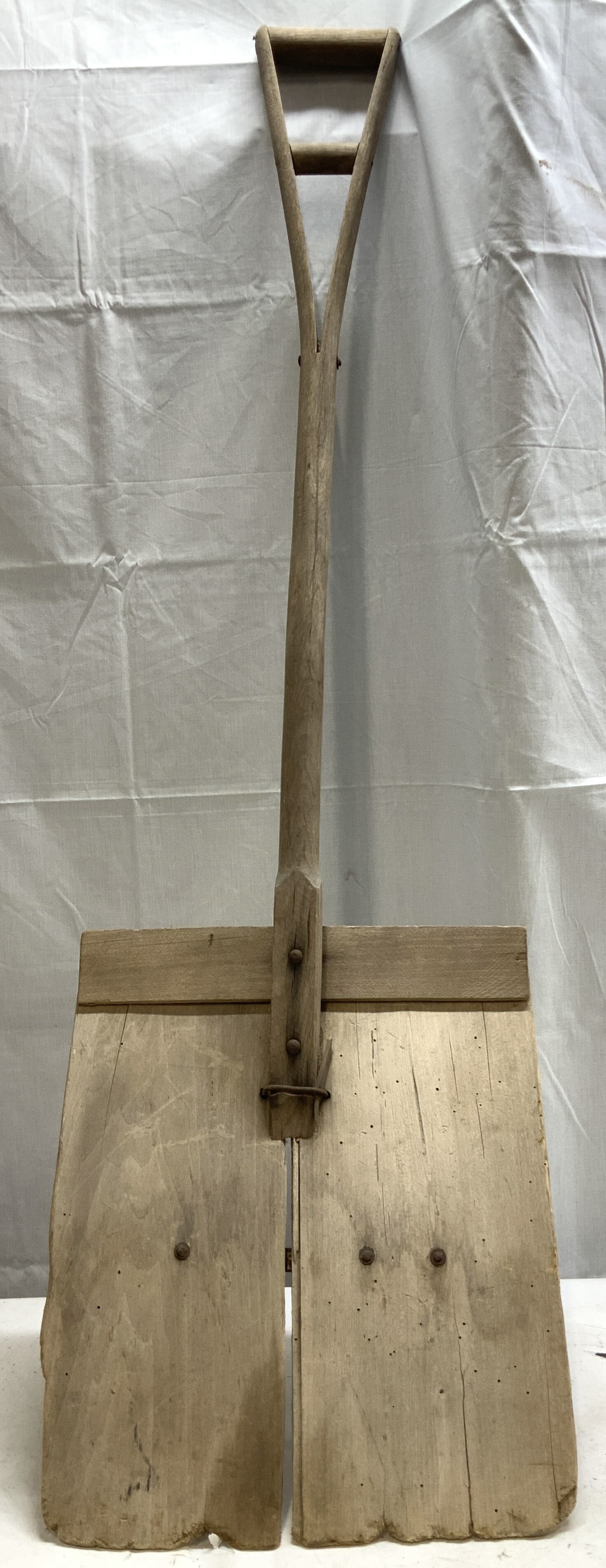 Antq Wooden & Metal Primitive Snow Shovel 49in: Antq Wooden & Metal Primitive Snow Shovel Snow shovel features a long wooden handle & appears to have metal material on the underside of shovel. Surface wear consistent to age, use & exposure. Rustic