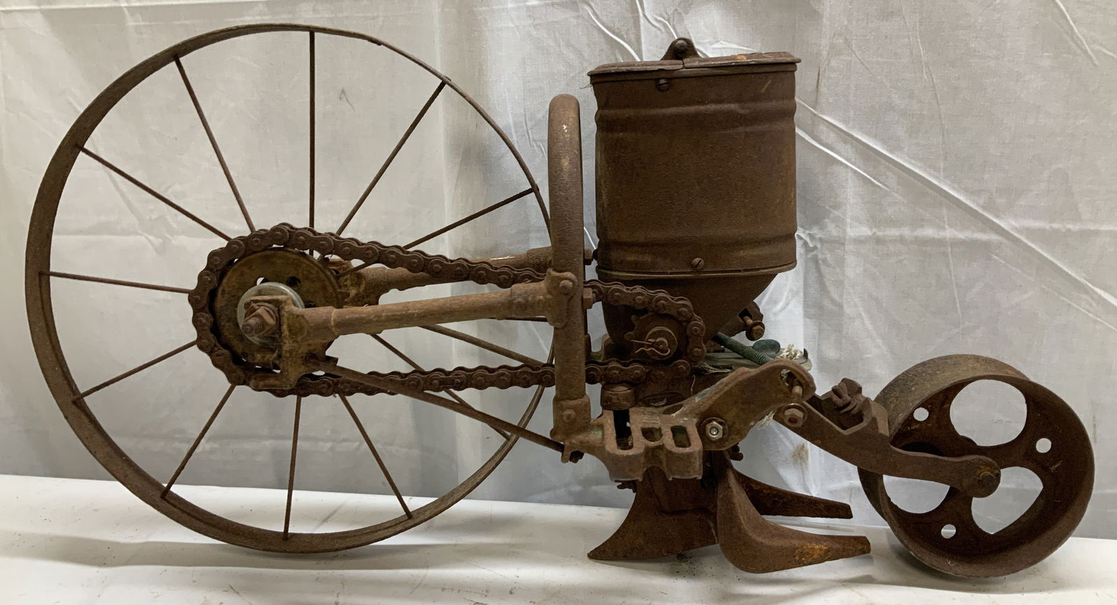 Antique HD HUDSON MFG Garden Plow Seeder 31.5in (1 of 7)