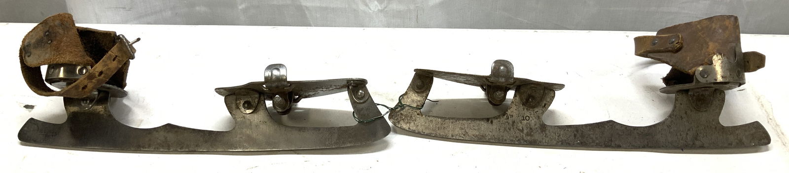 Antq WINCHESTER Clamp On Metal Ice Skates USA: Antq WINCHESTER Clamp On Metal Ice Skates USA Clamp on skates features a metal blade & possible leather straps. Visible trademark. Reads, WINCHESTER. MADE IN USA. Surface wear consistent to age, use &
