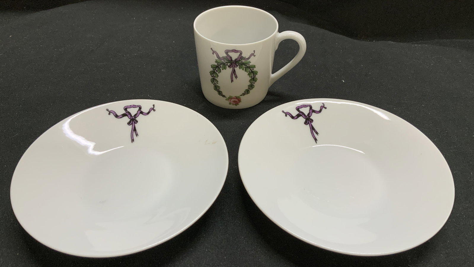 Lot 3 Singer Limoges Porc Teacup & Saucers FRANCE: Lot 3 Singer Limoges Porc Teacup & Saucers FRANCE Lot includes 1 demitasse teacup & 2 saucers. Pieces are porcelain & feature a decorative wreath design with green foliage and pink roses, while the sa