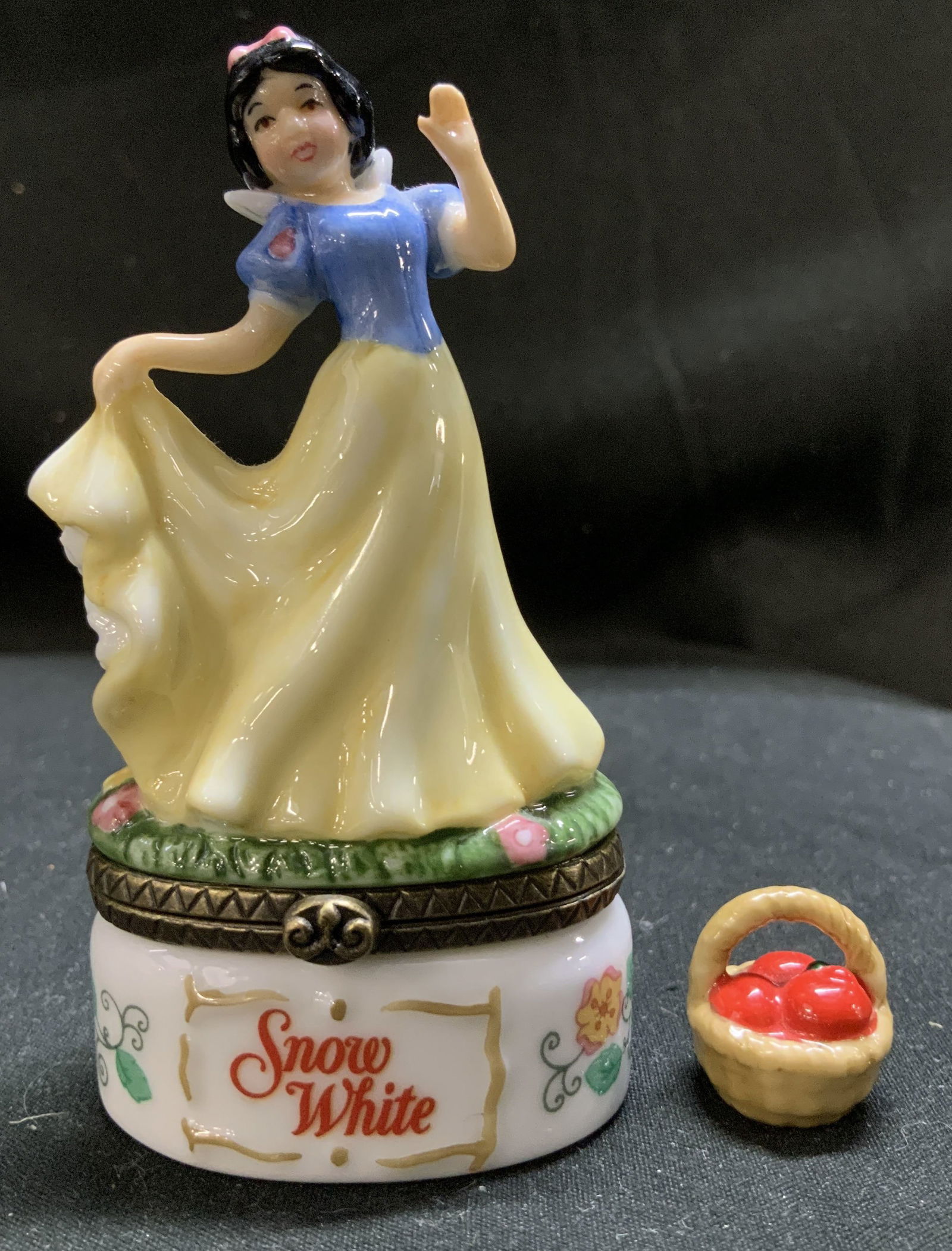PHB Collection Disney Snow White Porc Trinket Box (1 of 7)