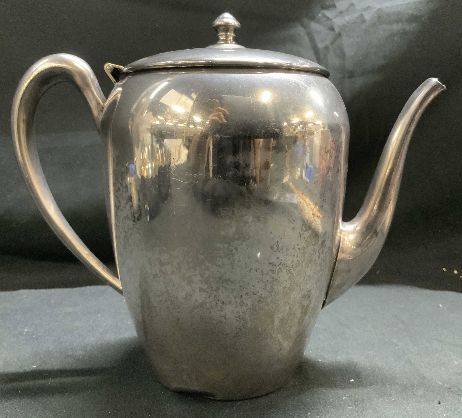 Vntg Key Stone Wear Silver Plated Hinged Teapot: Vntg Key Stone Wear Silver Plated Hinged Teapot Teapot features a hinged lid, a swan neck spout, and an ear handle. Signed & marked on underside. Reads, KET STONE WEAR SILVER PLATED. SILVER PLATED ON 