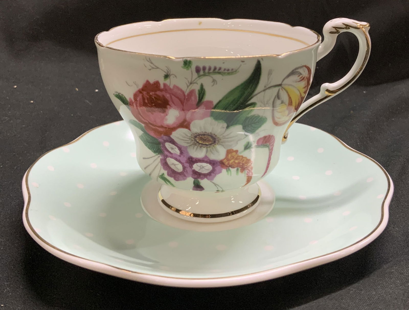 Vntg Mint Floral Demitasse Cup & Saucer ENGLAND: Vntg Mint Floral Demitasse Cup & Saucer ENGLAND Signed & marked on underside. Reads, PARAGON BY APPOINTMENT TO H.M. THE QUEEN & H.M. QUEEN MARY FINE BONE CHINA ENGLAND. Also reads, BTAT BREW TO A TEA.