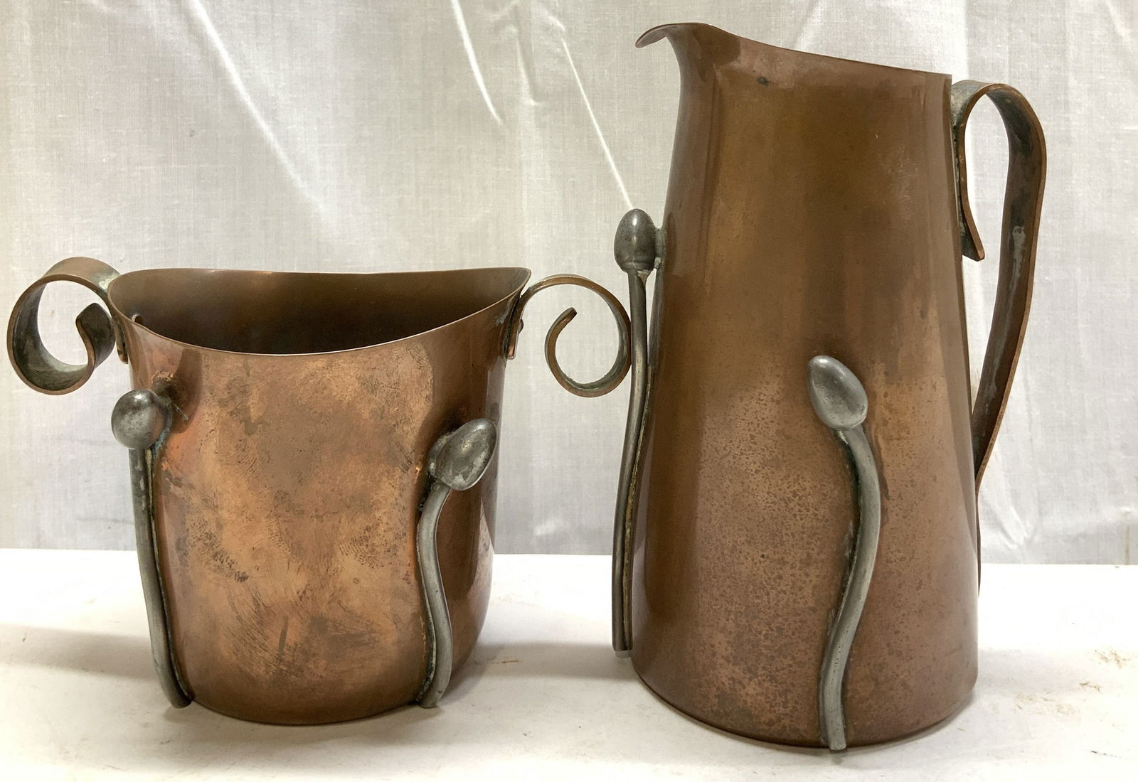 Vntg Flemish Copper B.M.C. Creamer & Sugar Bowl: Vntg Flemish Copper B.M.C. Creamer & Sugar Bowl Lot includes creamer & sugar bowl made of copper material featuring elongated metal attachments. Marked on underside. Reads, FLEMISH COPPER. BMC 5029. S