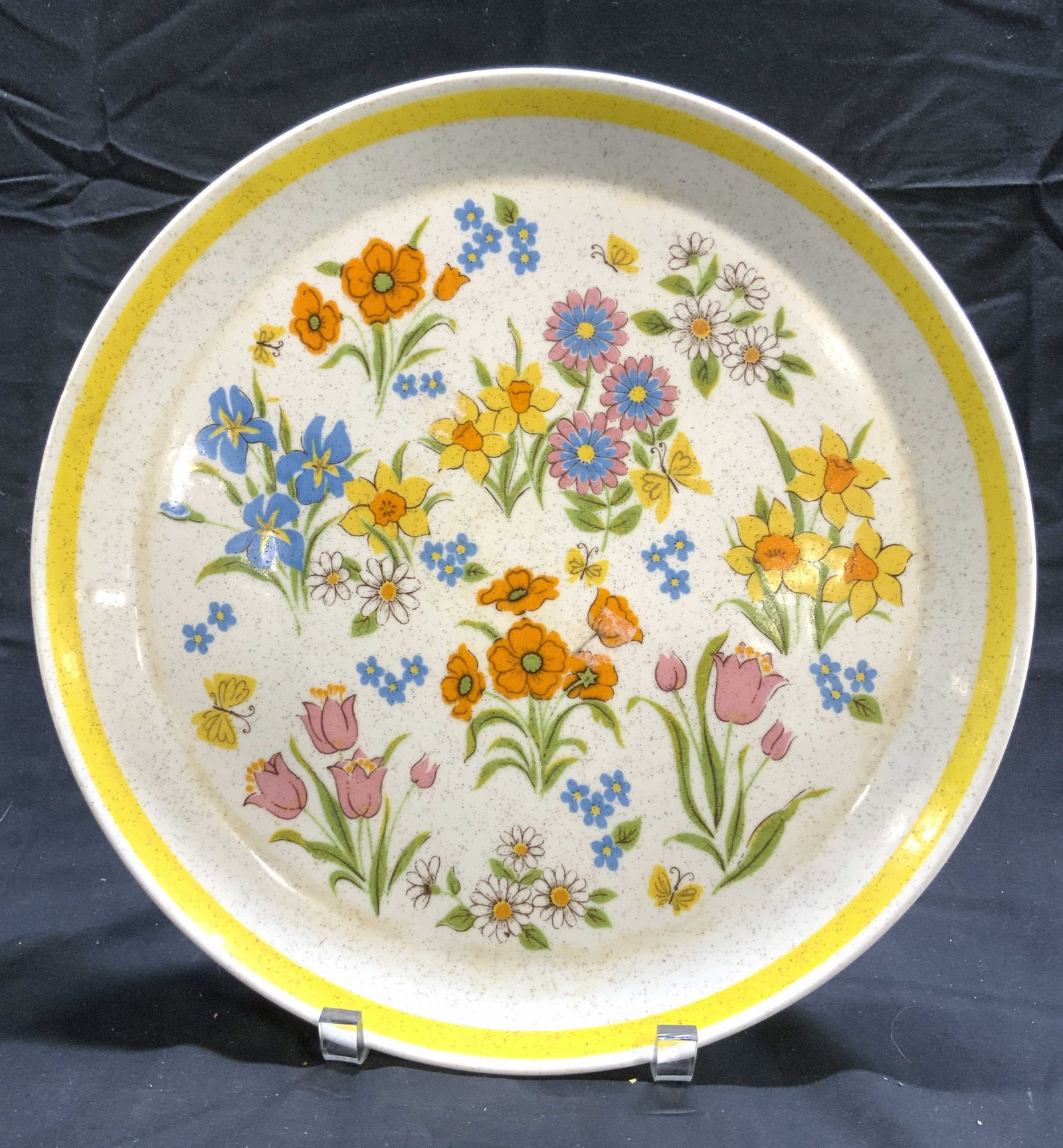 MIKASA CASUAL SOPHISTICATION SPRING MEADOW Plate: Underside is marked MIKASA CASUAL SOPHISTICATION SPRING MEADOW. Plate appears to be porcelain. Plate has multi toned floral and leaf detail. Piece has yellow toned stripe near rim. Plate measures appr