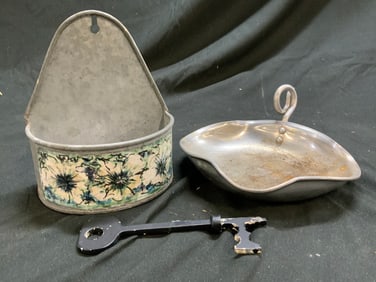 Lot 3 Metal Wall Pocket, Key, & Dish Buenilum USA+