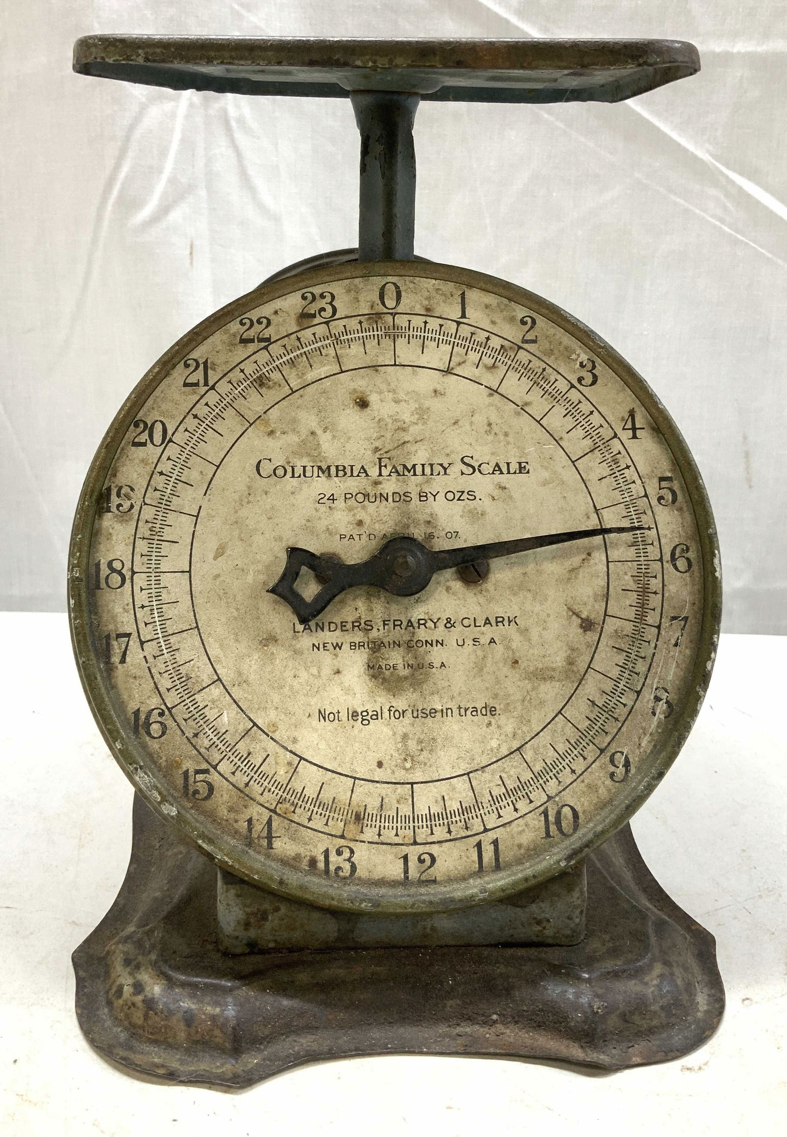 Vntg Landers Frary&Clark Columbia Family Scale USA: Vintage Columbia Family Scale manufactured by Landers, Frary & Clark in New Britain, Connecticut, USA. Mechanical kitchen scale, designed for weighing items up to 24 pounds by ounces. Appears to be pa