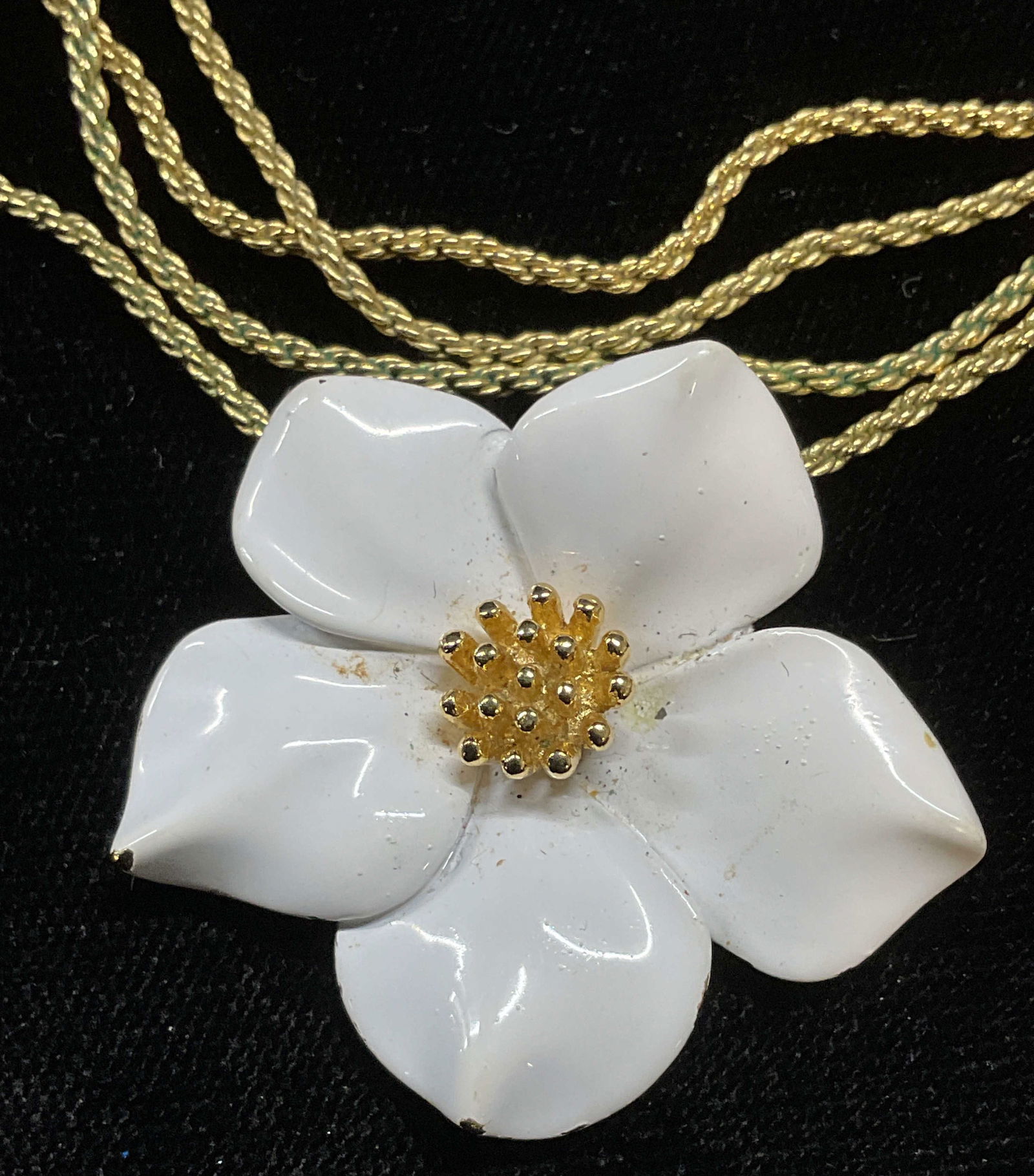 Vtg Trifari Gold Tn Enamel Flower Necklace: Vintage Trifari gold tone pendant necklace with white enamel flower pendant. Signed. Drop length approx 14 inches. Some scratching observed. Jewelry, estate jewelry, costume jewelry, cocktail jewelry,