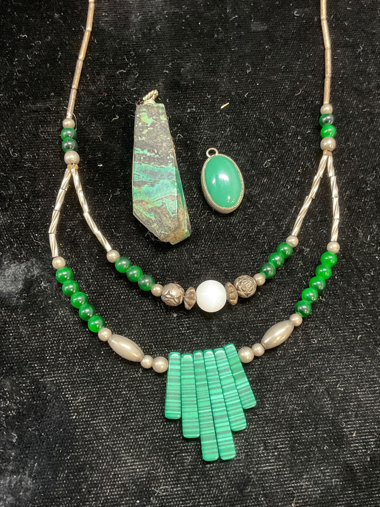 Lot 3 Vtg Faux Malachite Necklace, Pendants: Lot of 3 pieces. Vintage silver tone faux malachite and glass beaded necklace. Drop length approx 8 inches. Black and green stone pendant and green glass cabochon pendant. Larger approx 1.5 inches lon