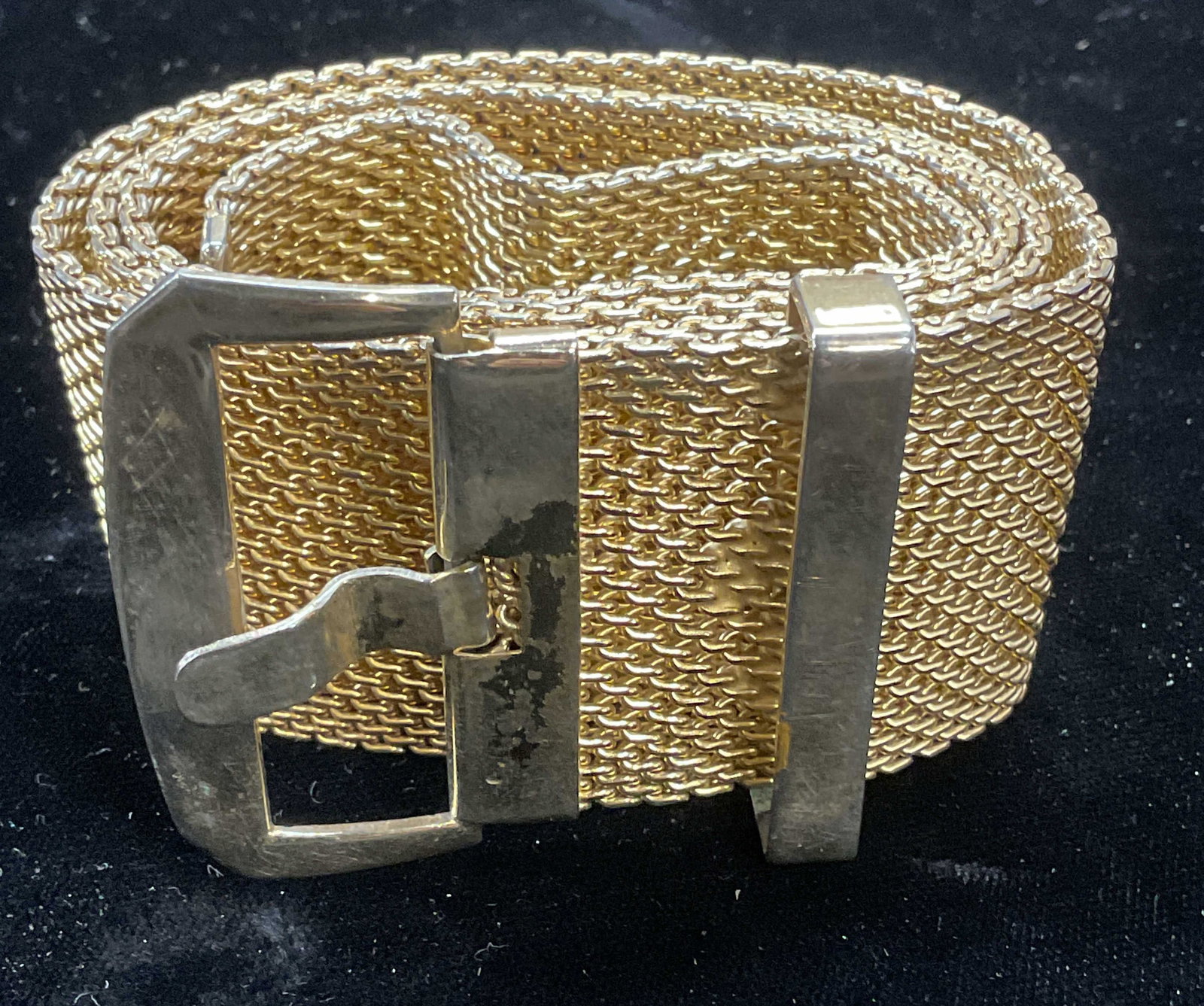 Vintage Gold Tone Mesh Chain Belt: Vintage gold tone mesh chain metal belt. Measures approx 25 inches long. Some scratching. Belt, metal belt, mesh belt, chain belt, gold tone belt, ladies belt, ladies accessories, accessories, fashion