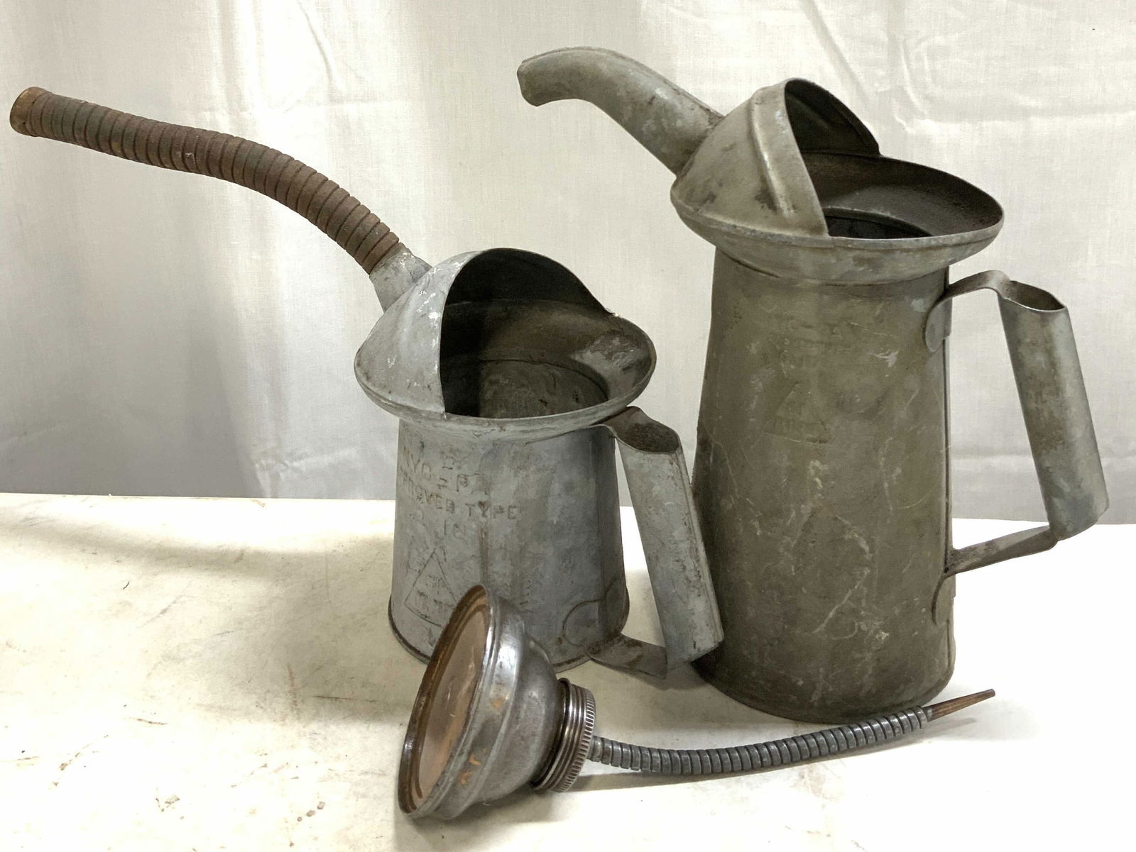 Lot 2 Vntg Galvanized Motor Oil Cans W Pour Spot (1 of 9)