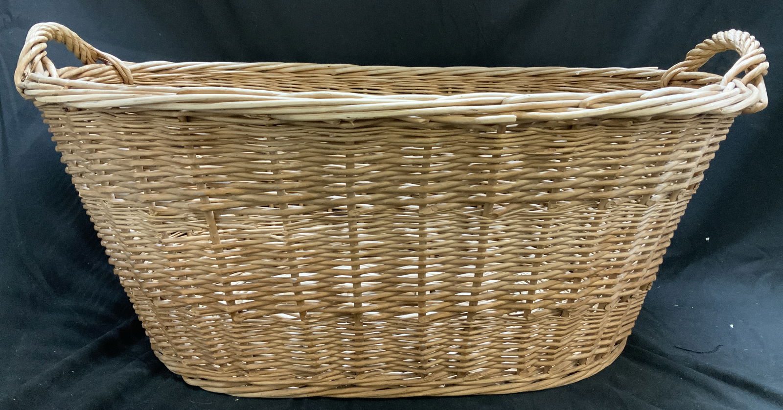 Vntg Woven Wicker Oval Basket W Handles 26.6in (1 of 7)