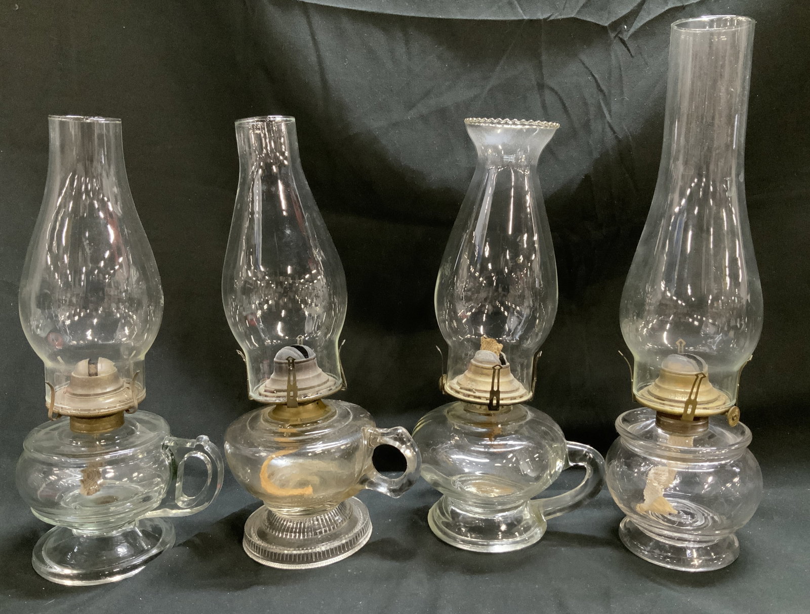 Lot 4 Antq Queen Anne Glass Kerosene Oil Lamps: Lot 4 Antq Queen Anne Glass Kerosene Oil Lamps Kerosene oil lamps are made of glass & brass material. Oil lamps feature either a ribbed or fluted base. Lamps read, QUEEN ANNE & EAGLE. Surface wear con