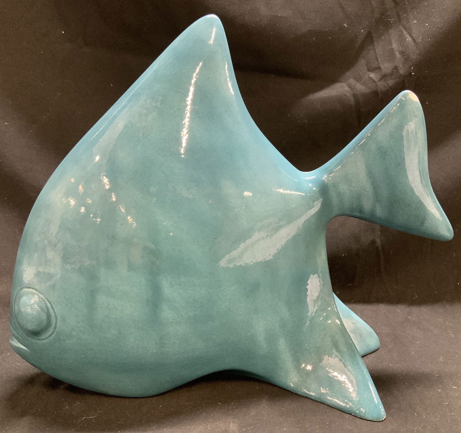 Vntg CONNECTIKILN Turquoise Ceramic Fish Sculpt.: Sculpture/figurine features a turquoise blue color & depicts a stylized fish shape. Sculpture is ceramic material w a glossy finish. Signed & marked on underside. Reads, CONNECTIKILN. Surface wear con