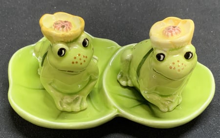 Vntg Frogs On Lily Pad Salt&Pepper Shakers JAPAN