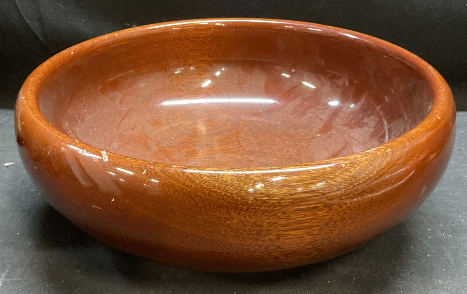 Vtg Hallmark Silversmiths Wood Salad Bowl 10in: Vintage Hallmark Silversmiths lacquered wood salad bowl. Signed on underside. Measures approx 10 x 4 inches. Some scratching. Hallmark silversmiths bowl, lacquered wood bowl, salad bowl, wood bowl, ta