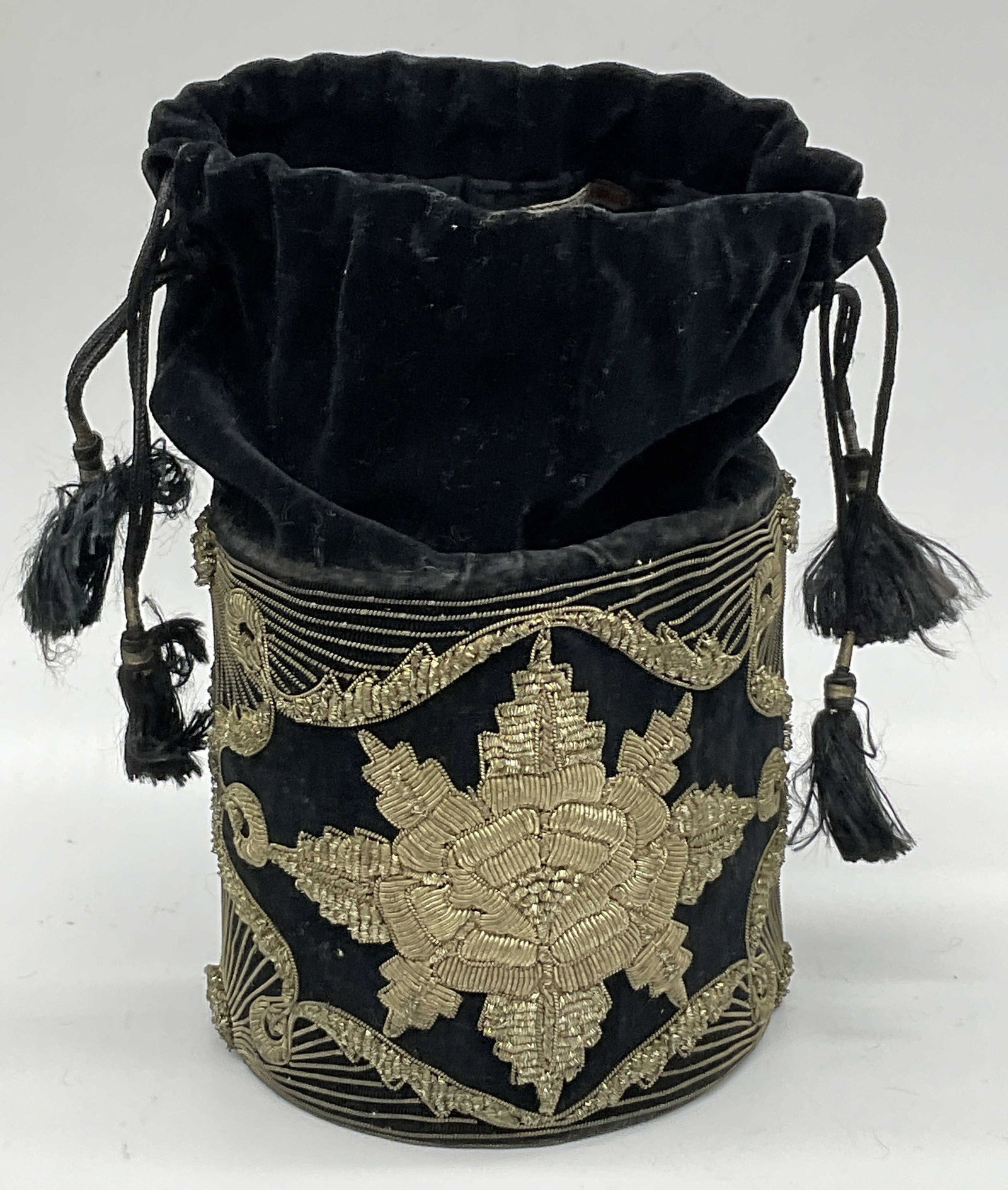 Vintage Hand Embroidered Black Velvet Pouch Purse: Vintage Hand Embroidered Black Velvet Pouch Purse. Stiff body with an affixed soft pouch insert. Tag to interior reads Made in India. Pull strings to cinch the purse closed. Measures approx. 4.5H x 4.