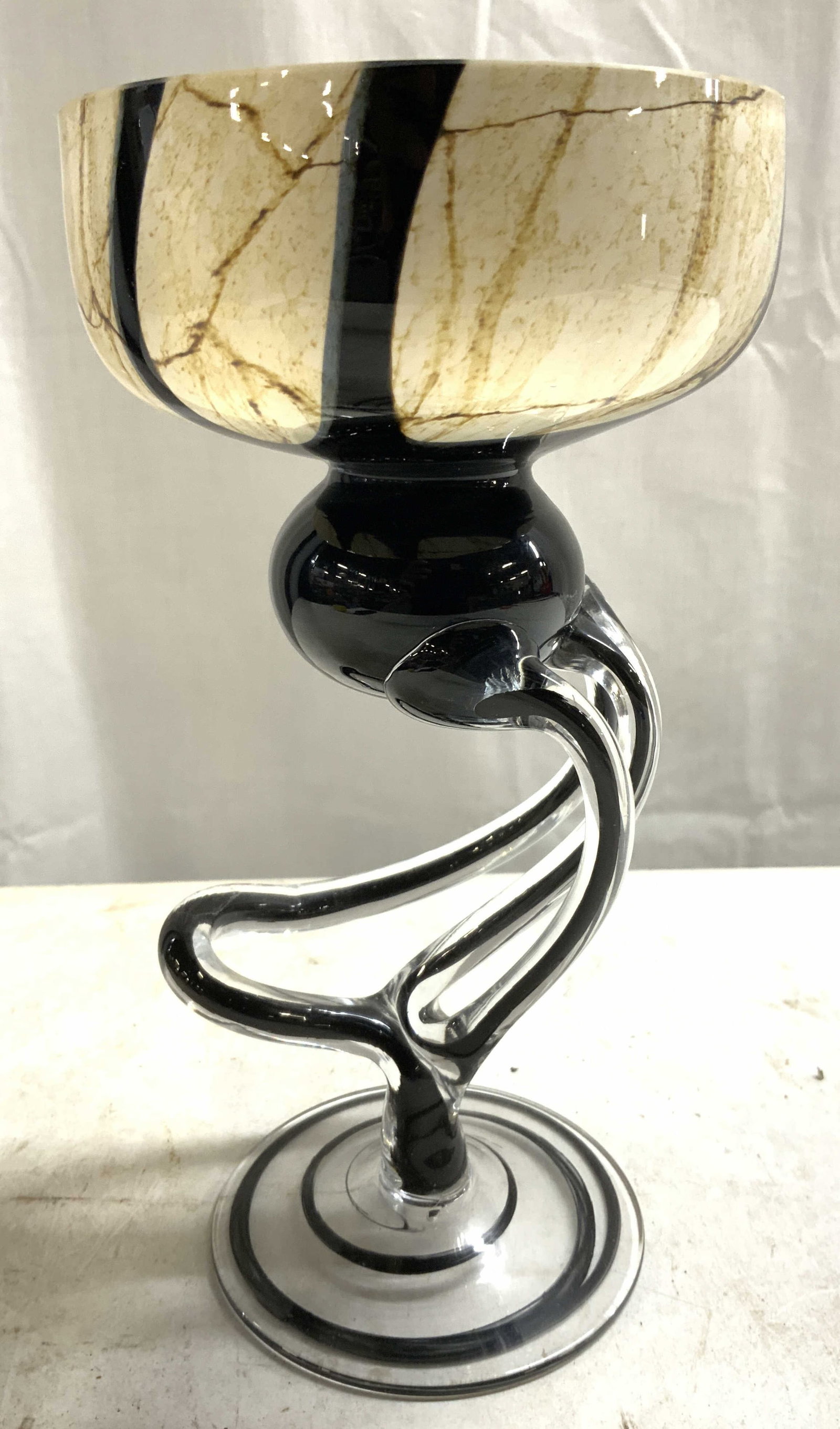 Zorza Vtg Hnd Blwn Art Gls Jellyfish Pedestal Bowl: Bowl appears to be ZORZA (No apparent markings). Piece is hand blown. Bowl is pedestaled. Piece is black and tan toned. Base has circular form base. Vessel is vintage. Piece measures approximately 9 i