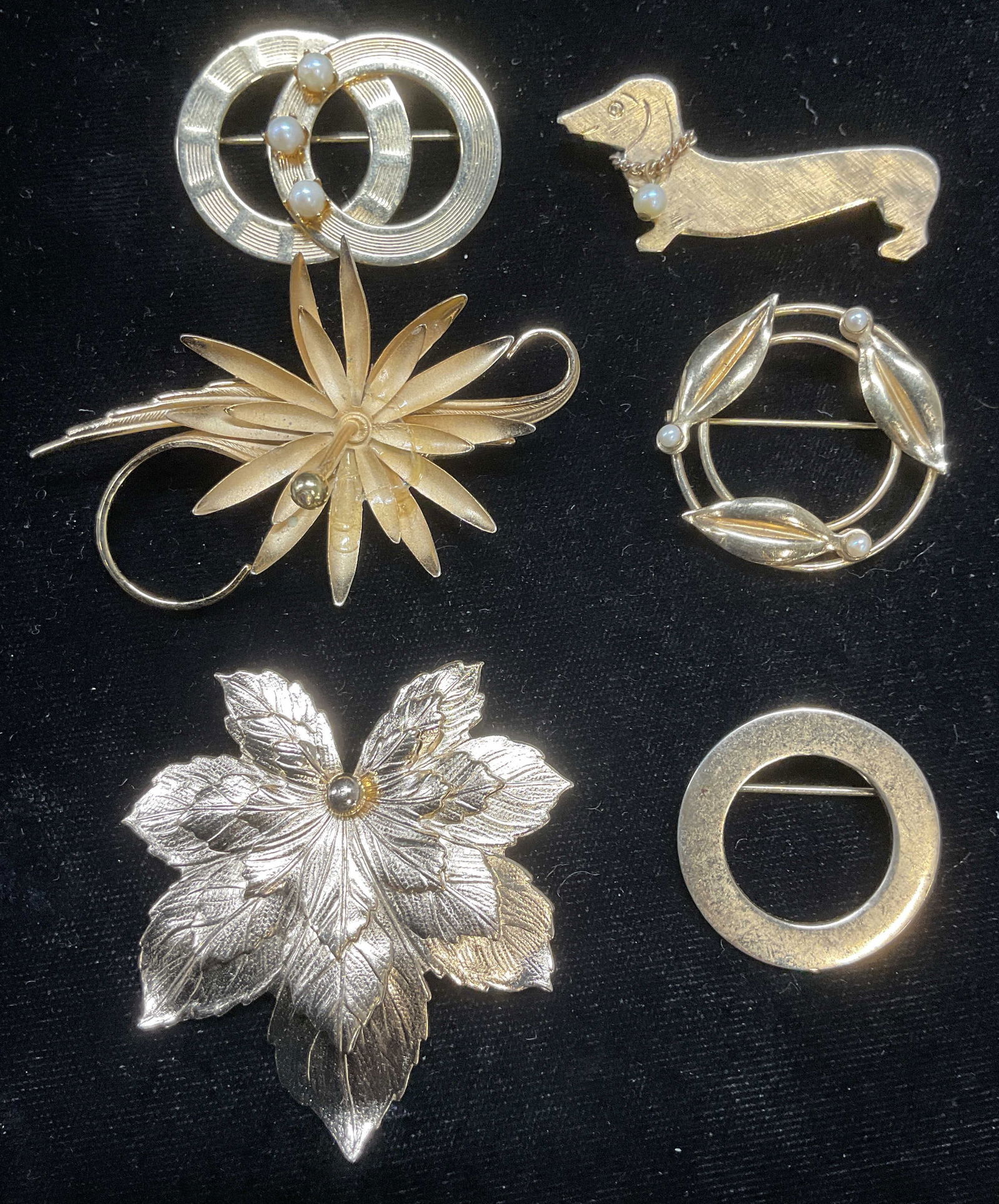 Lot 6 Vtg Gold Tone Faux Pearl Brooches (1 of 8)