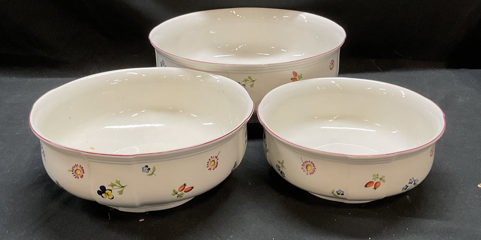 Set 3 VILLEROY & BOCH Petite Fleur Porcelain Bowls: Set of 3 VILLEROY & BOCH porcelain bowls. Petite Fleur pattern. Round shaped. Signed. Largest bowl measures approx 9.75 x 3.75 inches. Some wear to all pieces including scratching observed. VILLEROY a