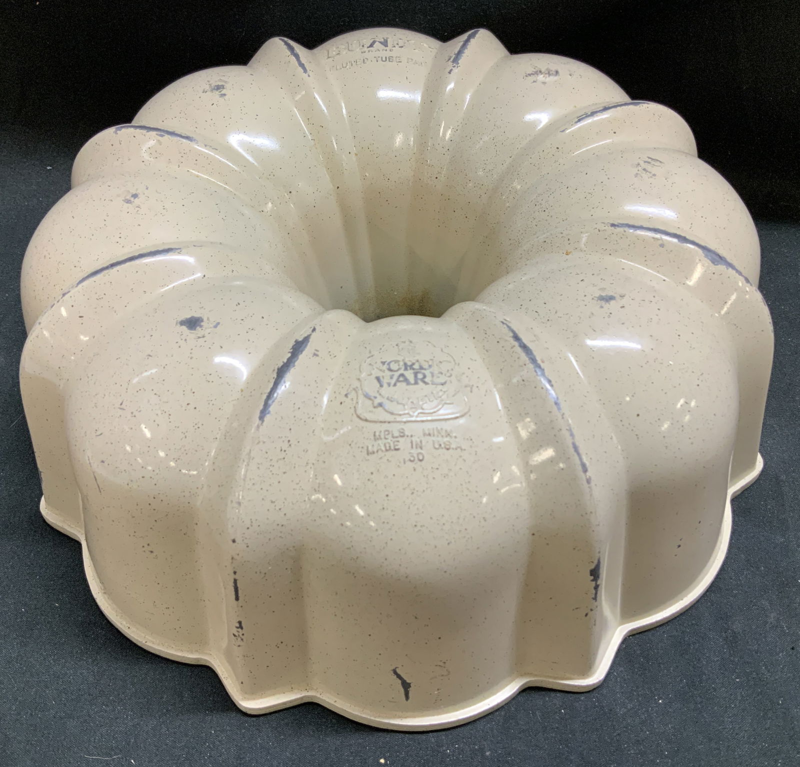 Vntg Nordic Ware BUNDT Cake Fluted Tube Pan USA (1 of 6)