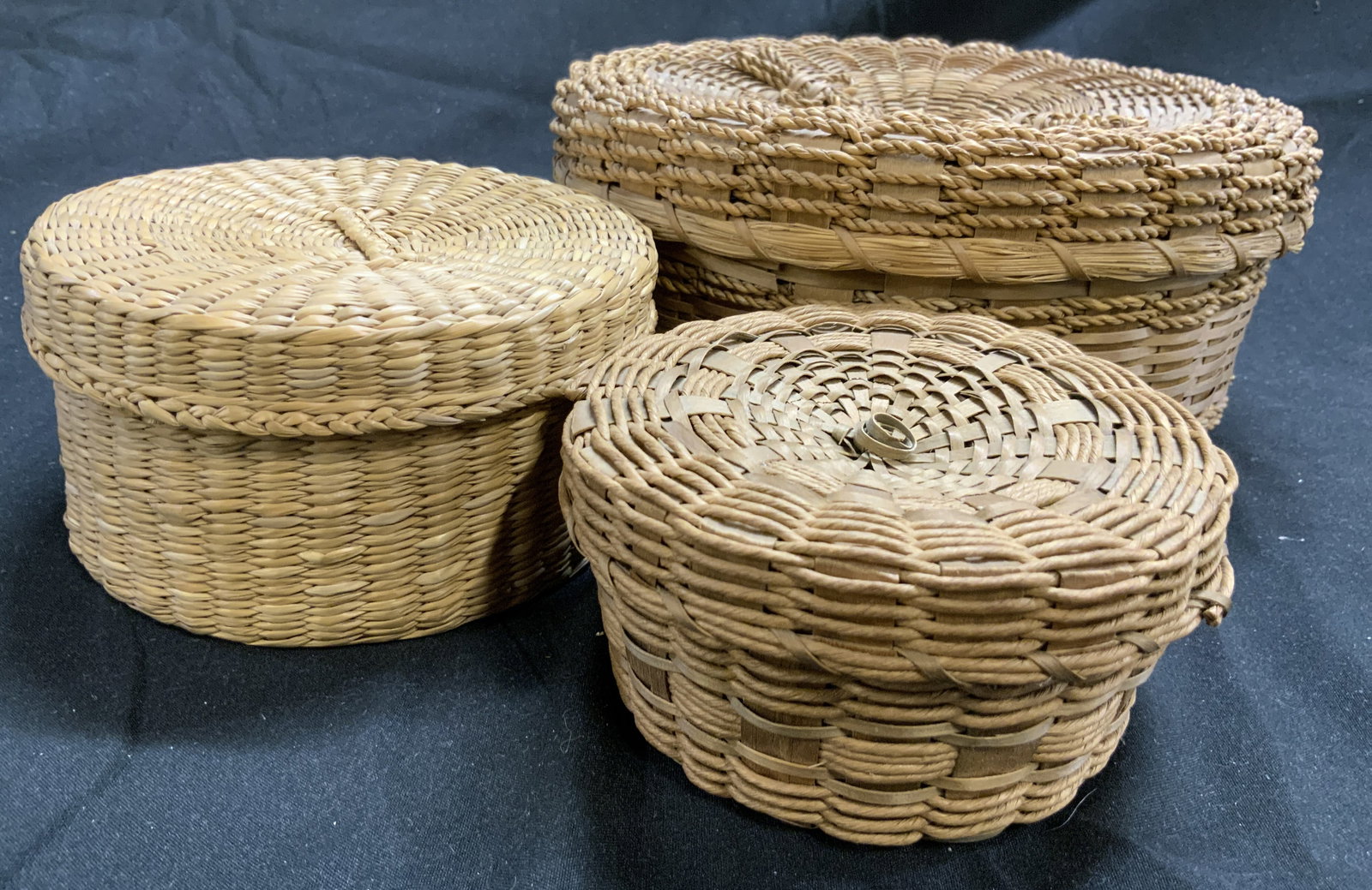 Lot 3 Assorted Woven Wicker Baskets W Lids (1 of 6)