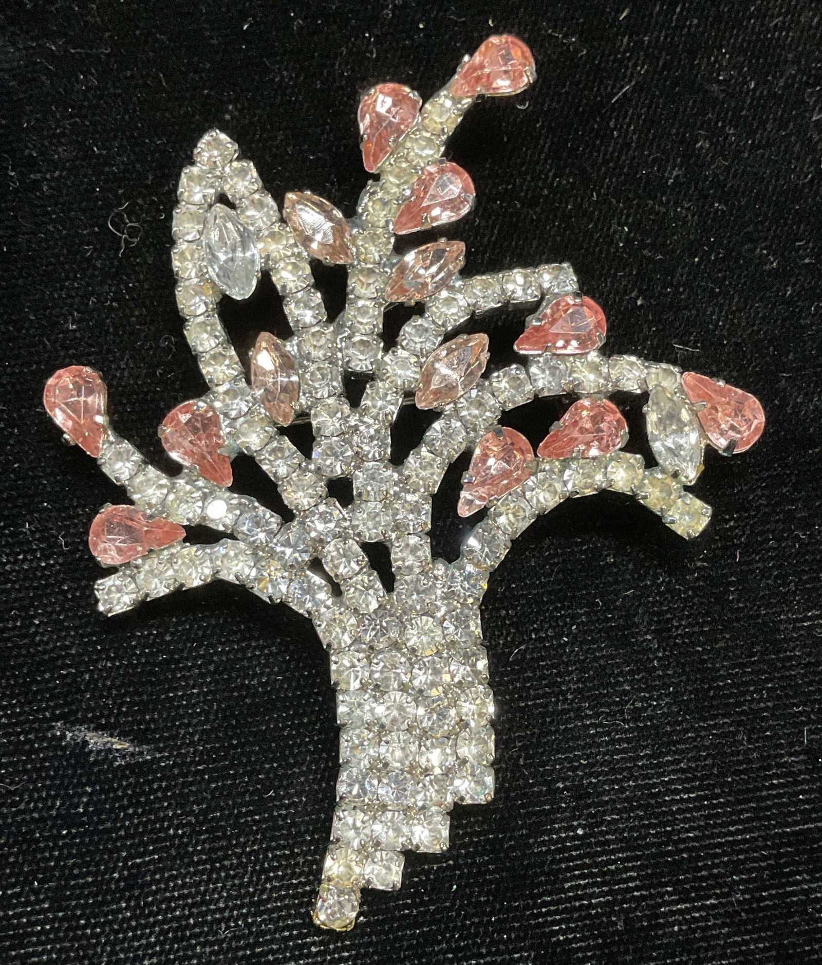 Silver Tone Pink Lucite Crystal Flower Brooch: Silver tone flower brooch with colorless and pink lucite crystals. Measures approx 3 x 2 inches. Some wear including scratching. Jewelry, estate jewelry, costume jewelry, cocktail jewelry, fashion jew