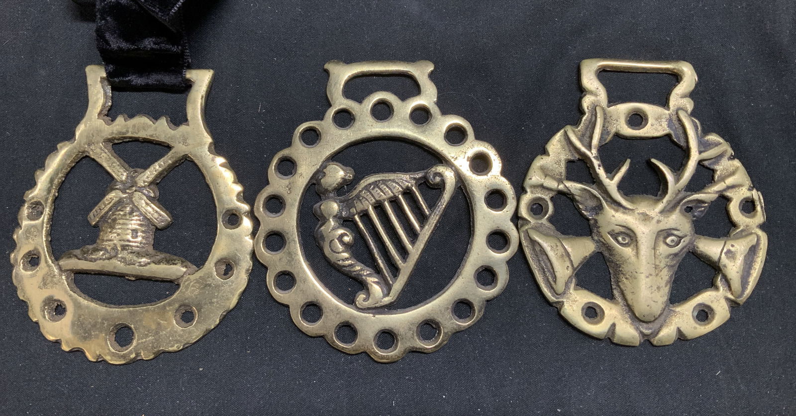 Lot3 Horse Brass Medallions ENGLAND+: Horse medallions are brass material & feature a harp, which is a traditional symbol of Ireland, stag deer & windmill design w velvet ribbon. Medallions have distinctive elements. Surface wear consiste