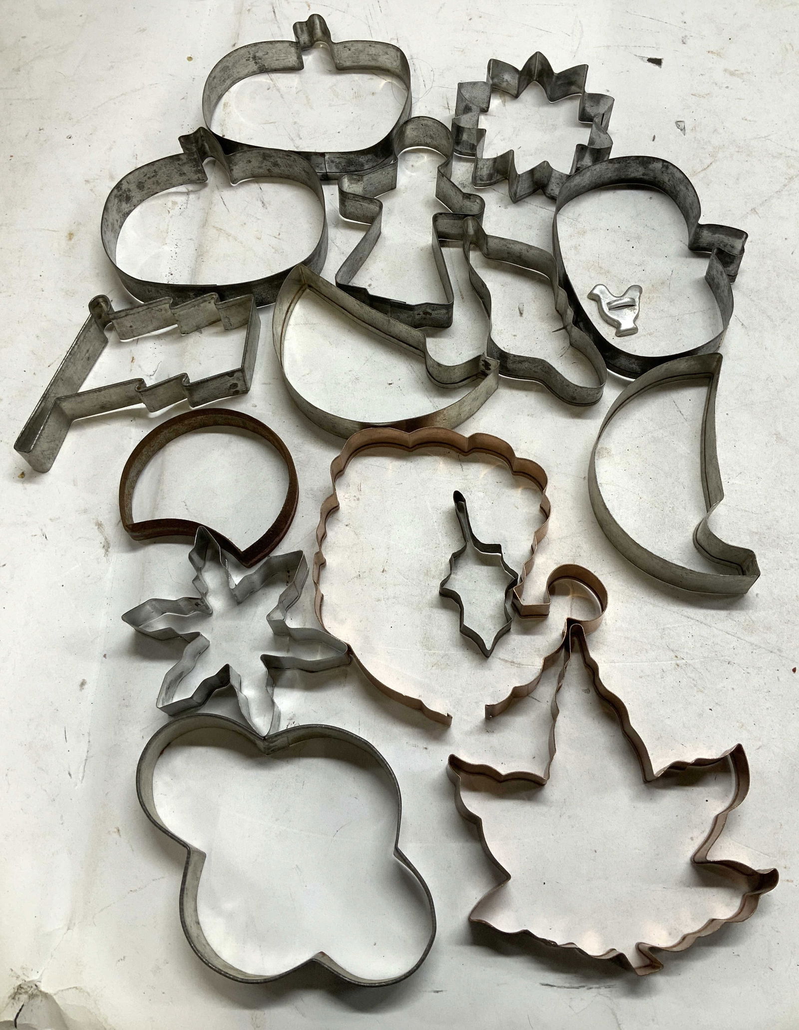 Lot 10+ Vtg Metal & Copper Cookie Cutters Desmond+ (1 of 8)