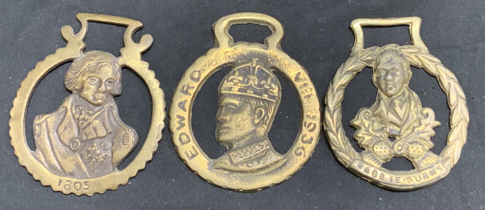 Lot 3 Vntg Commemorative Horse Brass Medallions: Horse medallions are brass material & feature portraits of King Edward VIII, King George V & Robert Burns. Medallions are oval & feature inscribed lettering. Surface wear consistent to age, use & expo