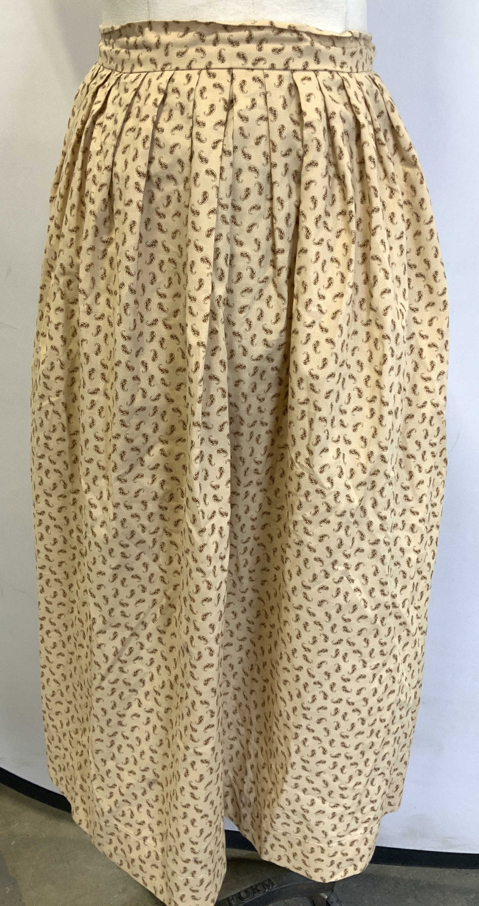 Vntg Abrahams Lady Prairie Style Paisley Apron USA: Vntg Abrahams Lady Prairie Style Paisley Apron Vintage apron has a prairie style & features a ruffled waist. Apron is light-colored & features a brown paisley print. Apron has an interior overlap flap